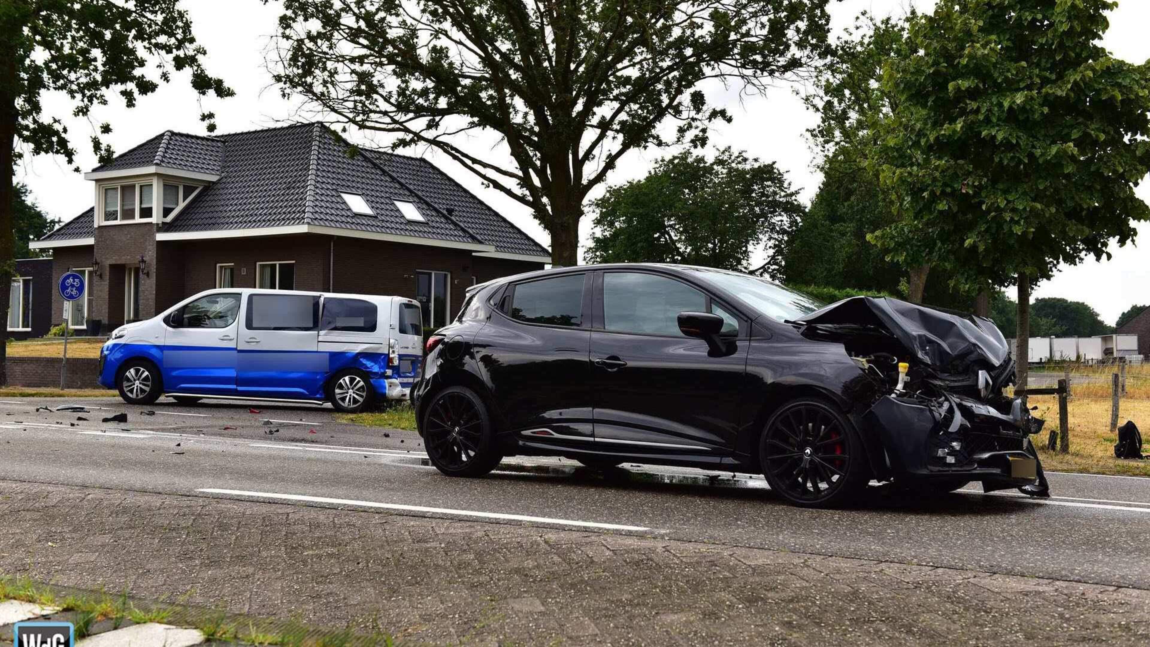 Flinke schade auto en bestelbus na botsing op kruising in Leveroy