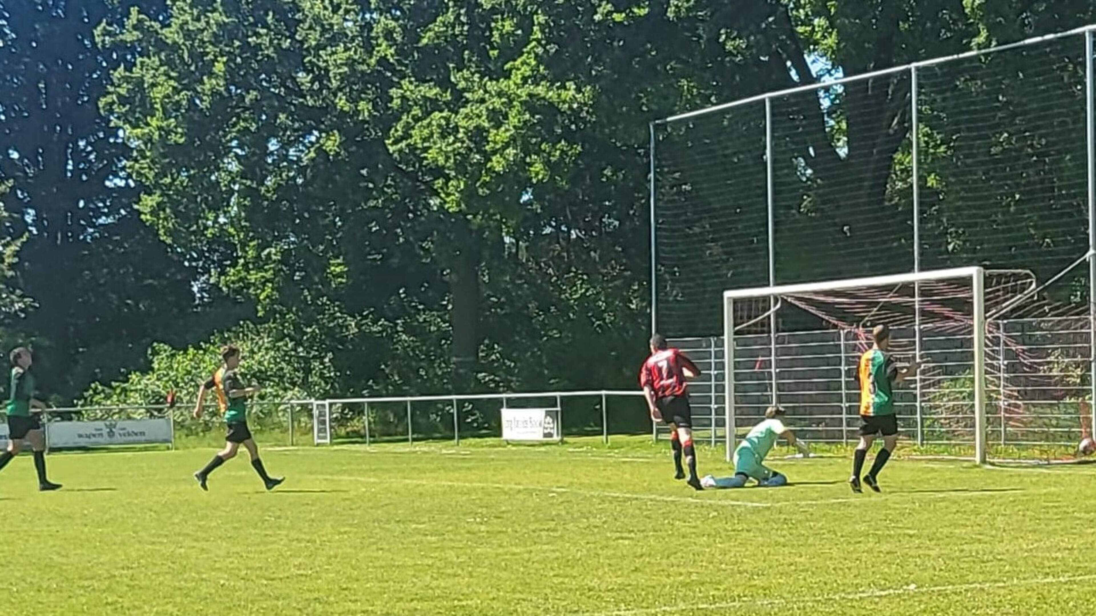 Promovendus IVO mag nu voor promotie naar de tweede klasse gaan voetballen: ‘Ontzettend blij’