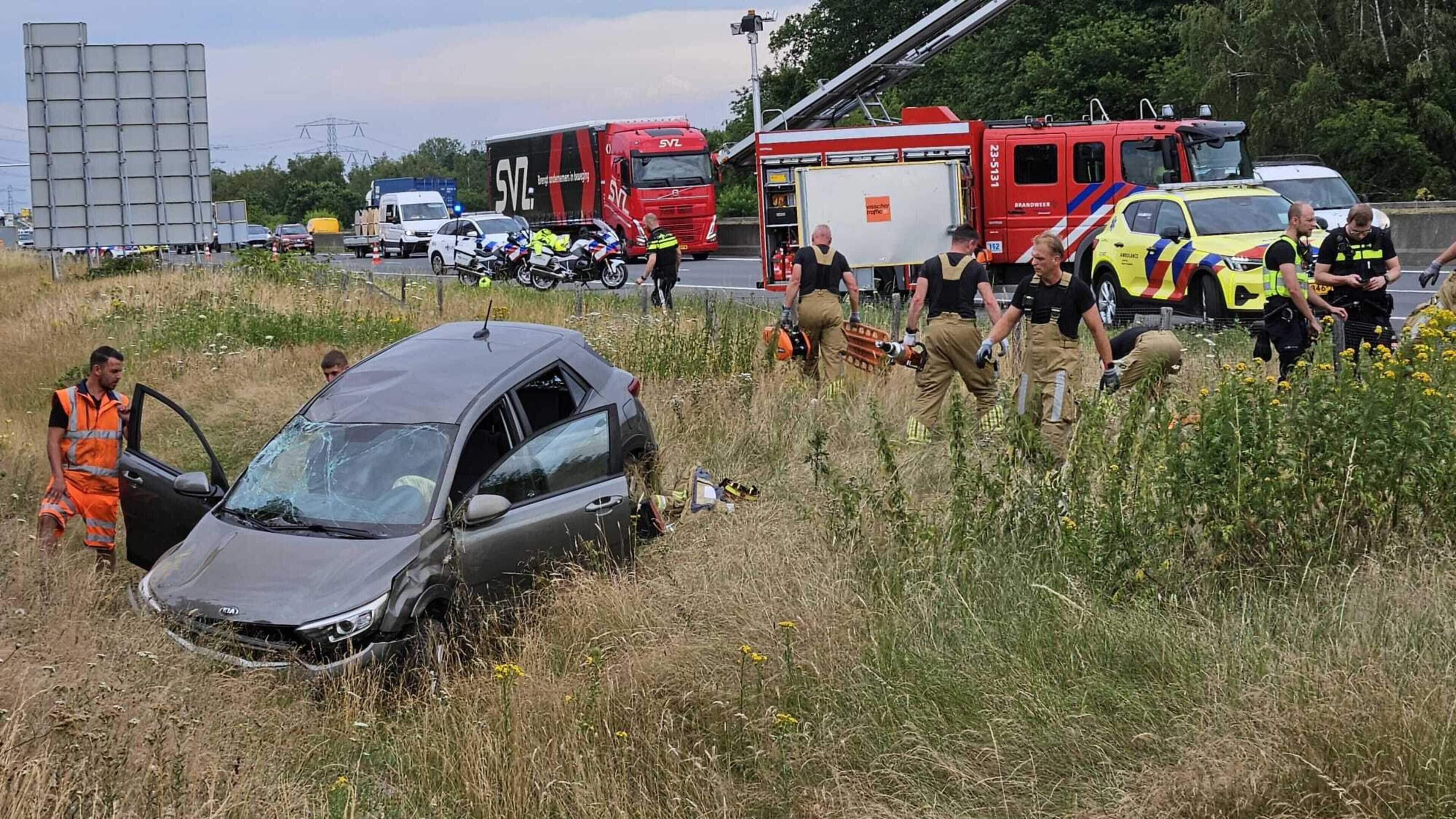 Auto raakt van de weg op A73 bij Maasbracht, een persoon raakt gewond