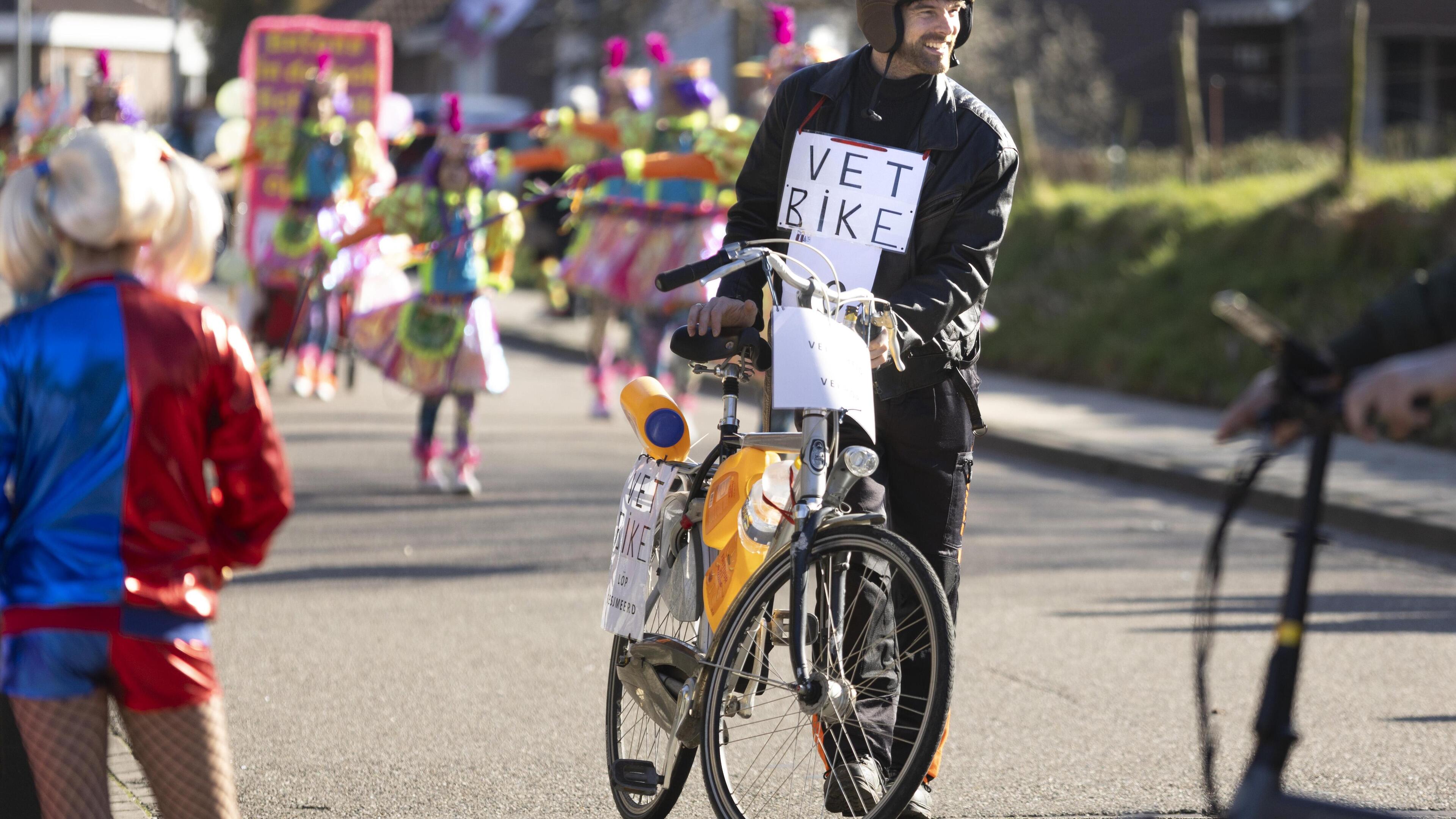Stralende zon en mensen zorgen voor gezelligheid in Amstenrade: ‘Hier hangt een heel fijne sfeer’