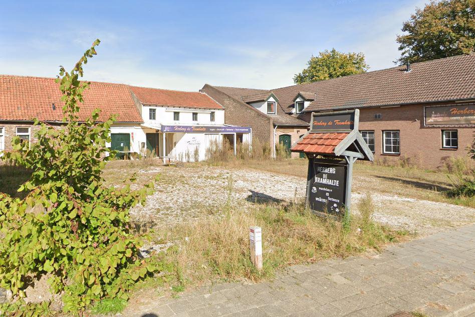 Voormalige herberg in Roosteren maakt plaats voor zestien woningen