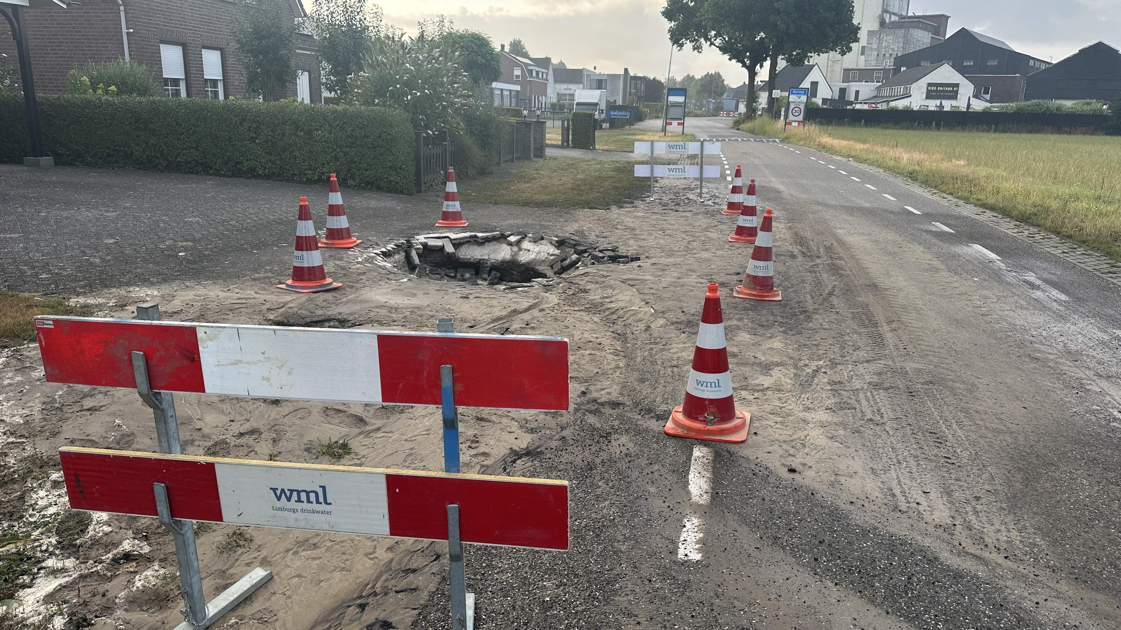 Auto zakt in zinkgat na gesprongen waterleiding in Beringe