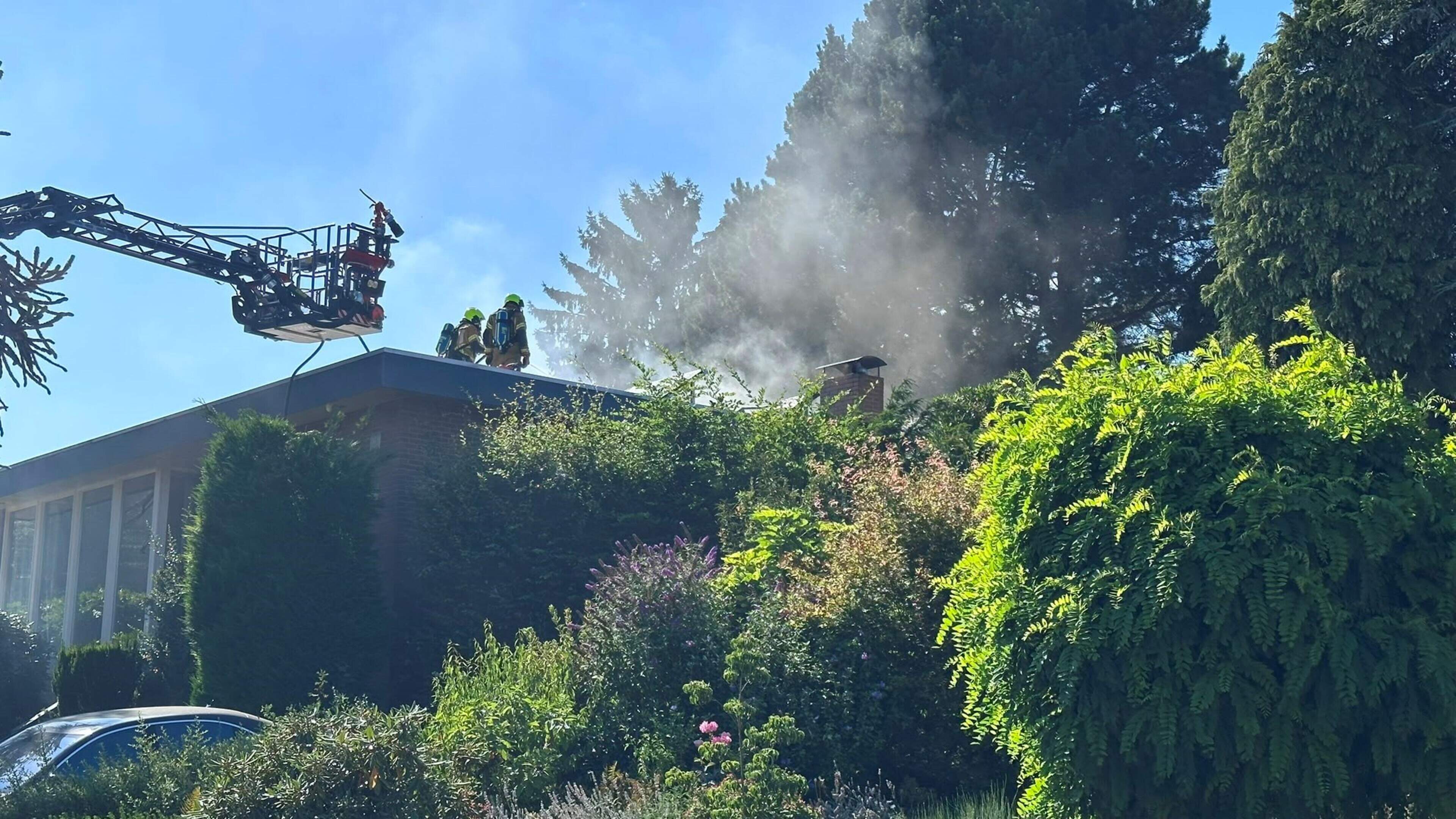 Brandweer rukt met meerdere voertuigen uit voor brand in woning Eygelshoven