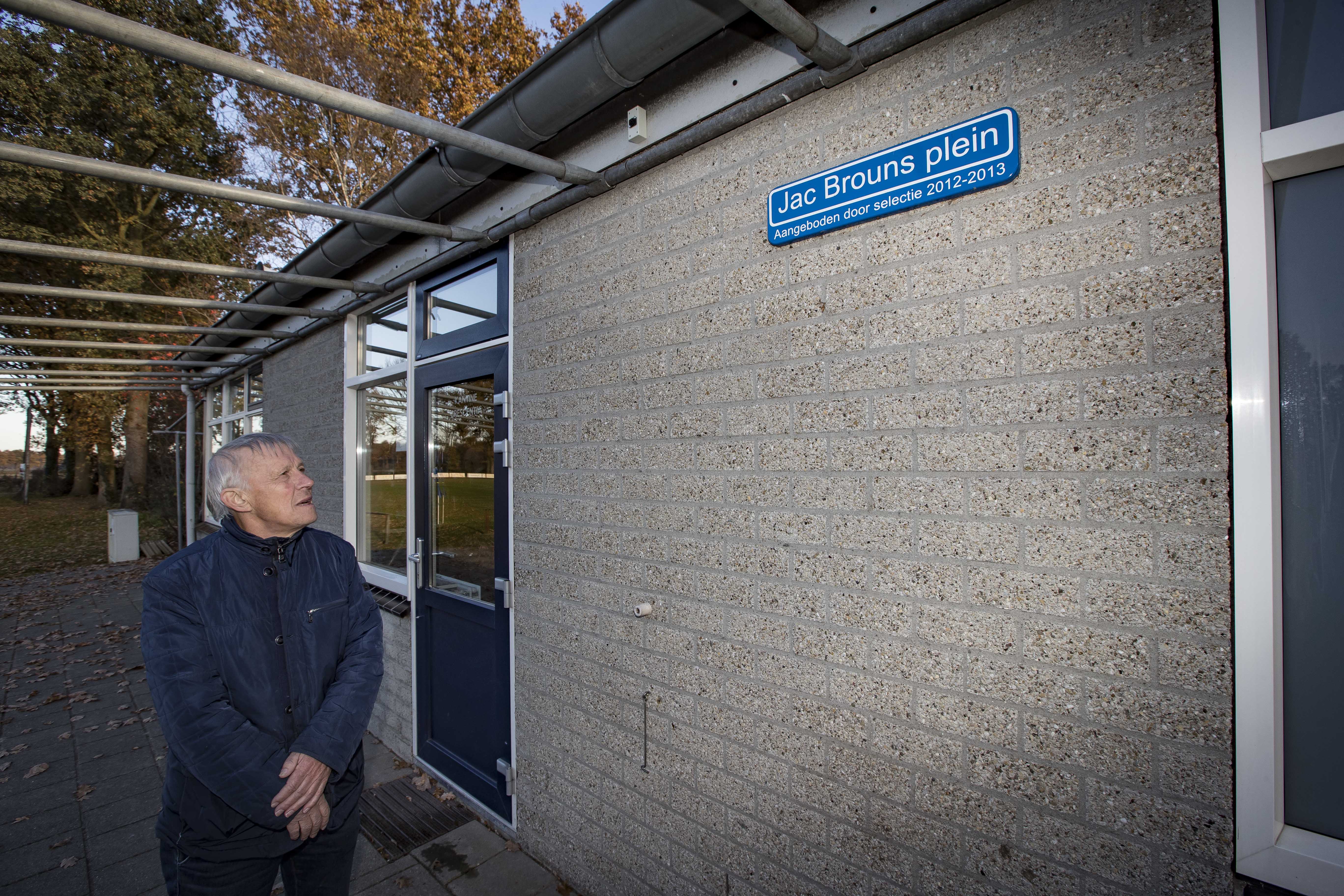 Crescentia-clubman Jac Brouns kreeg eigen plein op sportpark Tungelroy cadeau