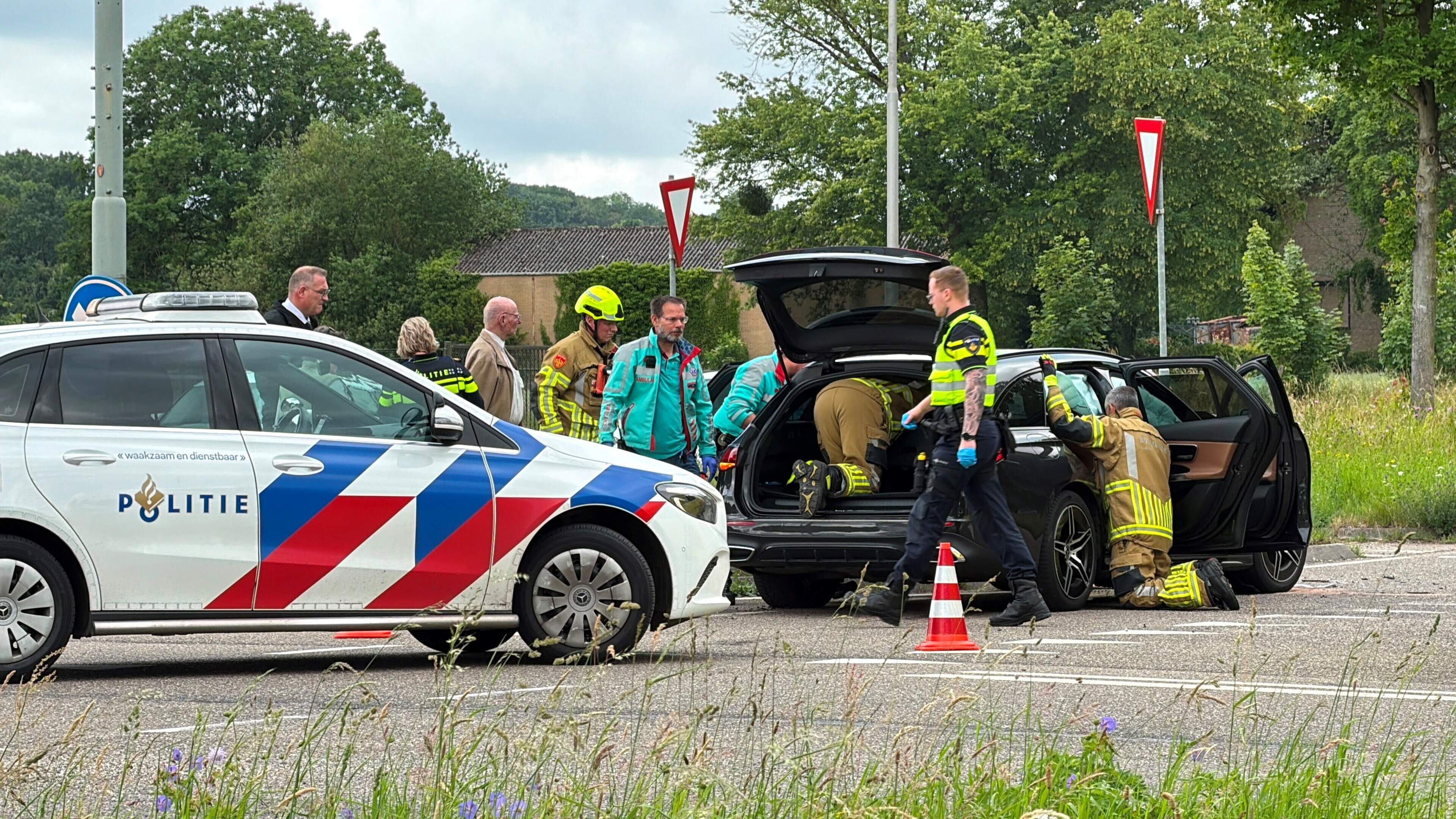 Aanrijding tussen twee auto’s in Voerendaal, een persoon meegenomen naar het bureau