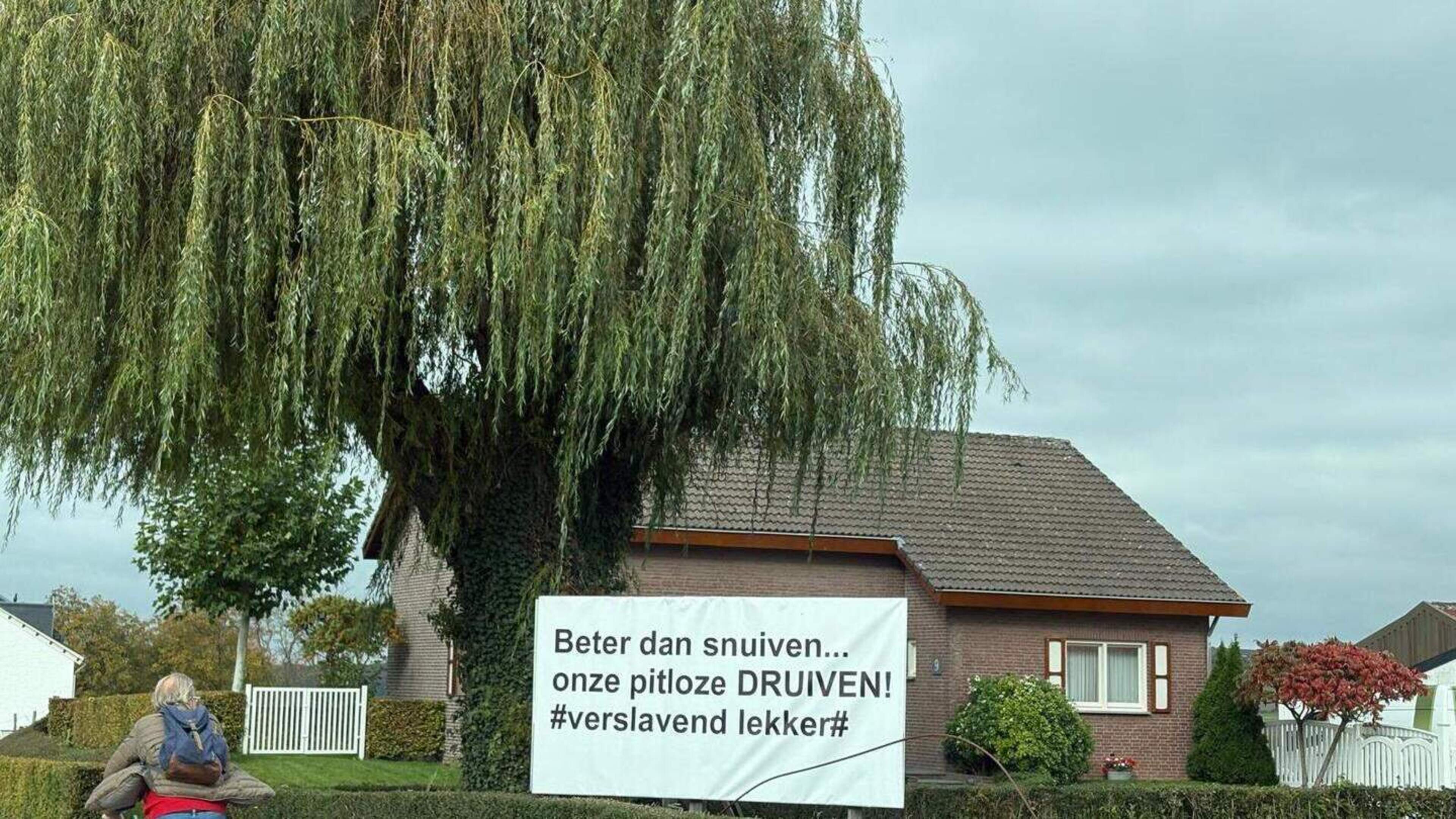 Opmerkelijk reclamebord doet de wenkbrauwen fronsen in Vaals