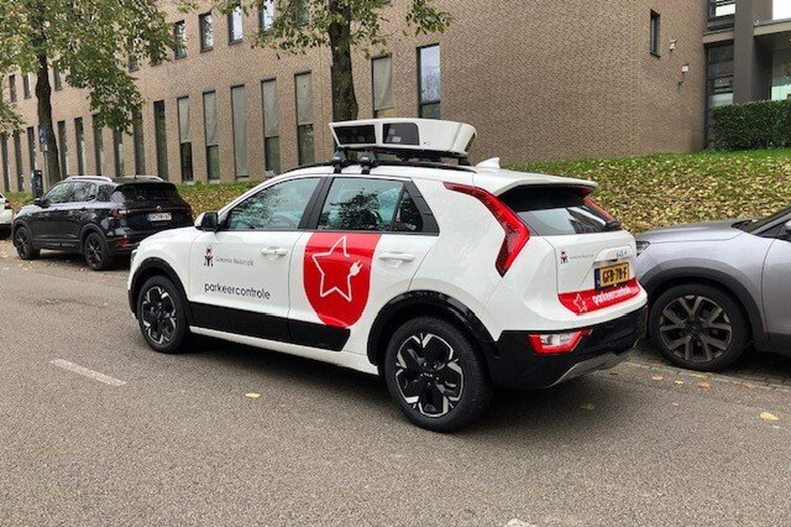 Maastricht stopt met omslachtige bekeuring: handhaver op scooter achter ...