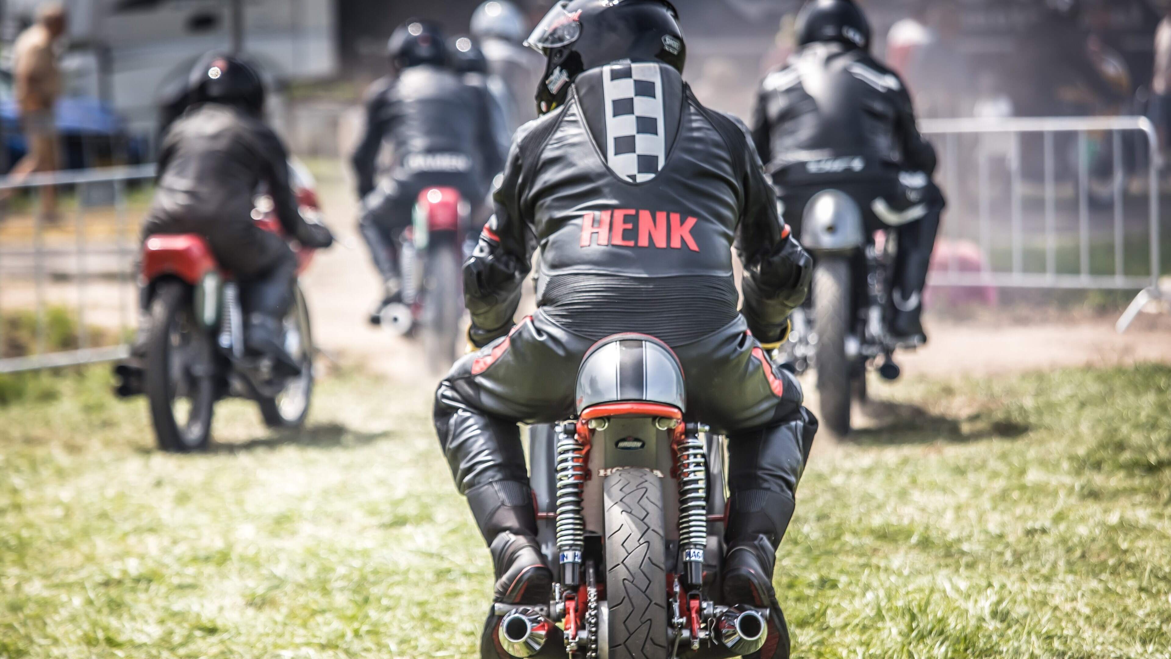Demonstratieritten met oude motoren tijdens de TT in Haler