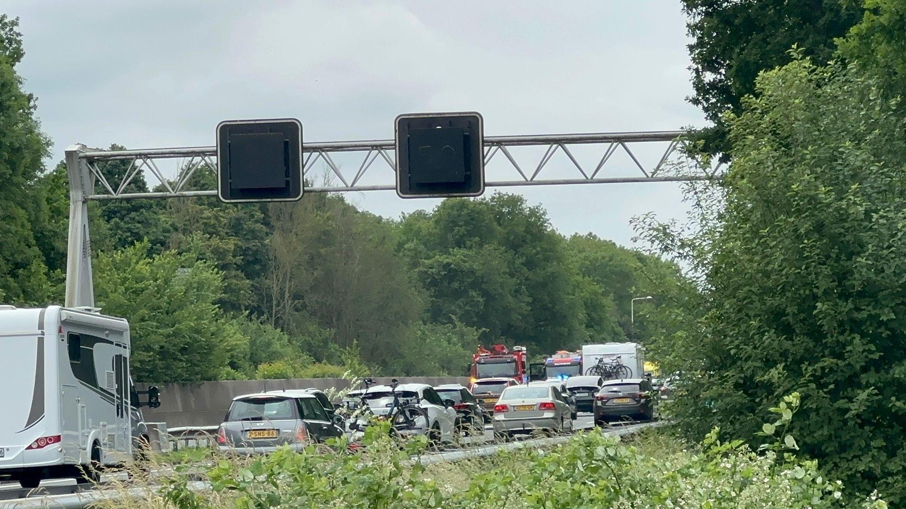 Forse vertraging op A2 na ongeval met meerdere voertuigen: snelweg dicht tussen Eijsden en Meerssen