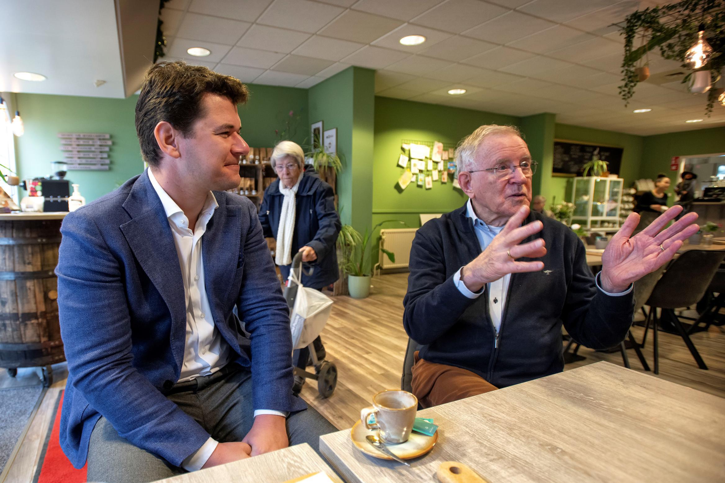 Ex-kruidenier Jacques van 92 adviseert Heerlen over ouderenbeleid: ‘Kijk, vorige maand 144.312 stapp