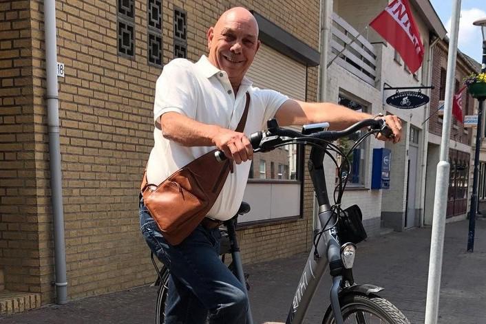 Hartpatiënt Richard uit Geleen krijgt nieuwe e-bike cadeau nadat vorige was gestolen: ‘Enige manier 