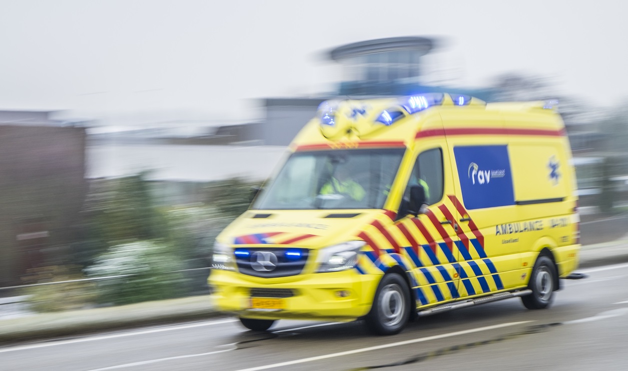 Paraglider raakt gewond na harde noodlanding in weiland