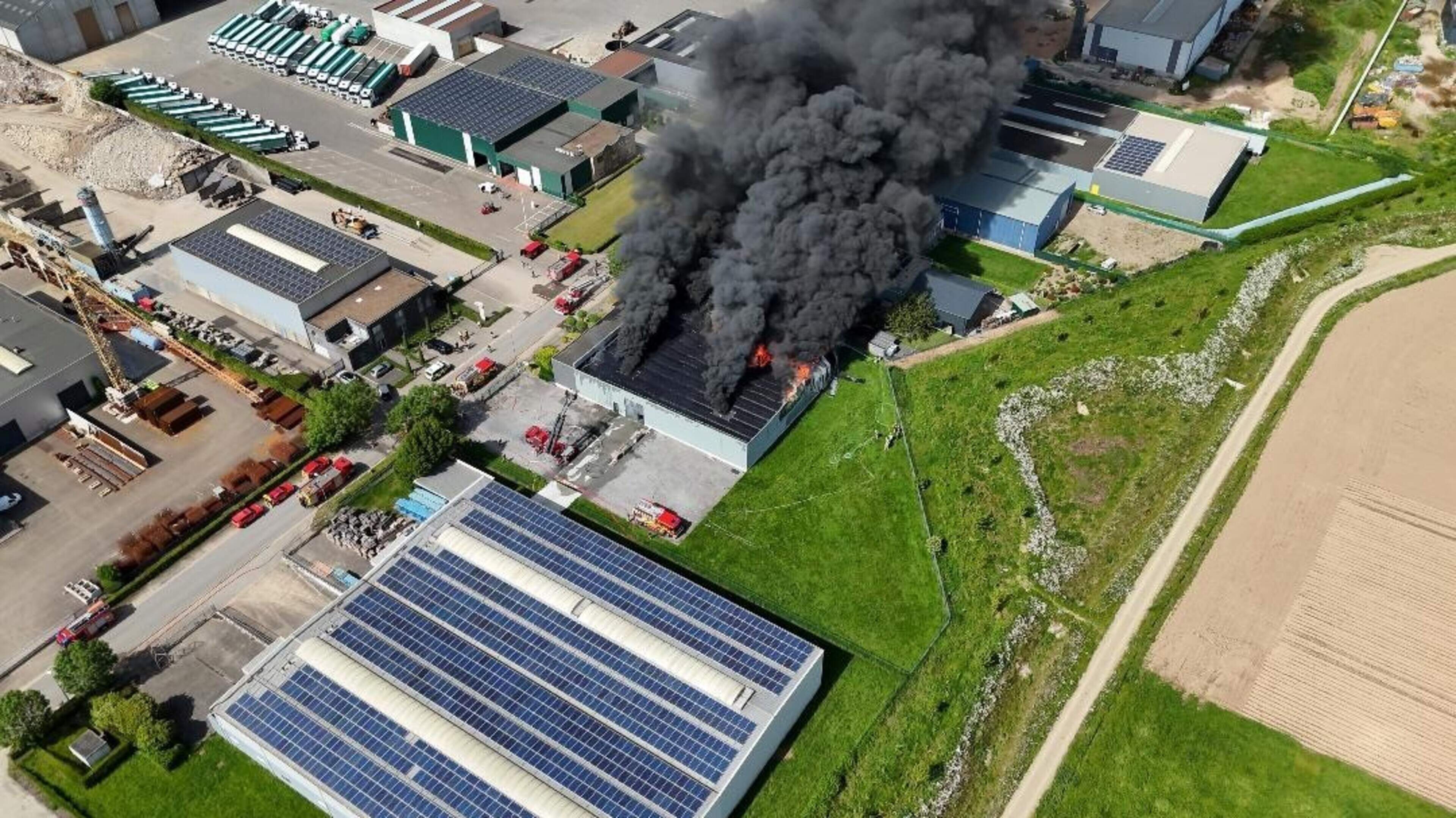 Stukjes zonnepanelen en roetdeeltjes in Limburg aangetroffen na brand bij bedrijf in Lanaken