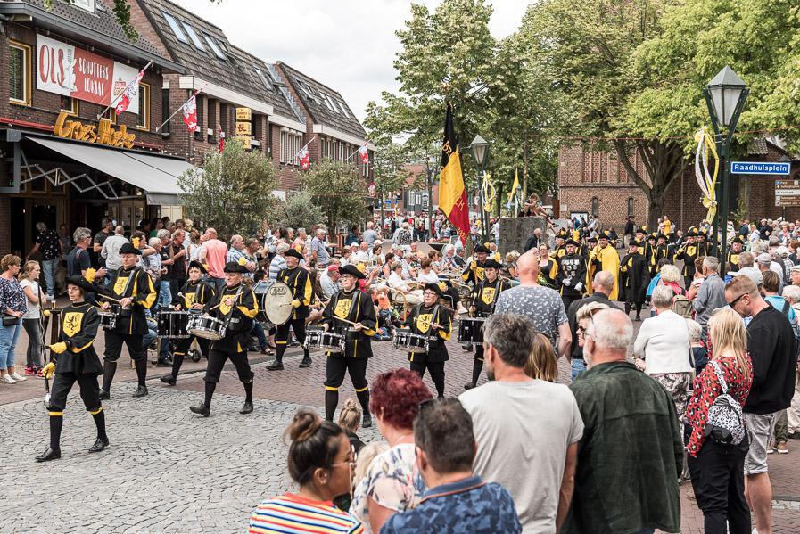 Bondsfeest schutterijen uit Noord-Limburg met optocht en schieten voor zestallen in Beringe