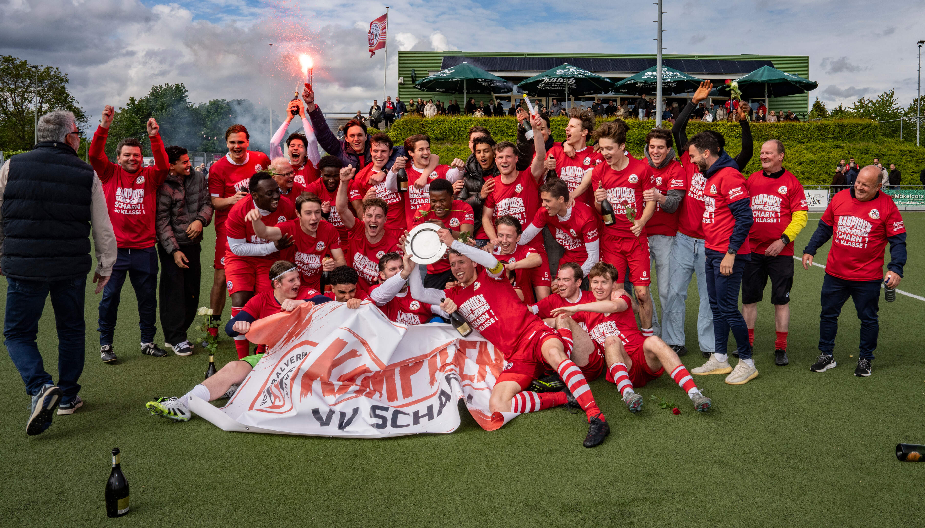 Scharn kroont zich overtuigend tot kampioen na derbyzege op Heer: ‘We gingen niet eens voor de titel