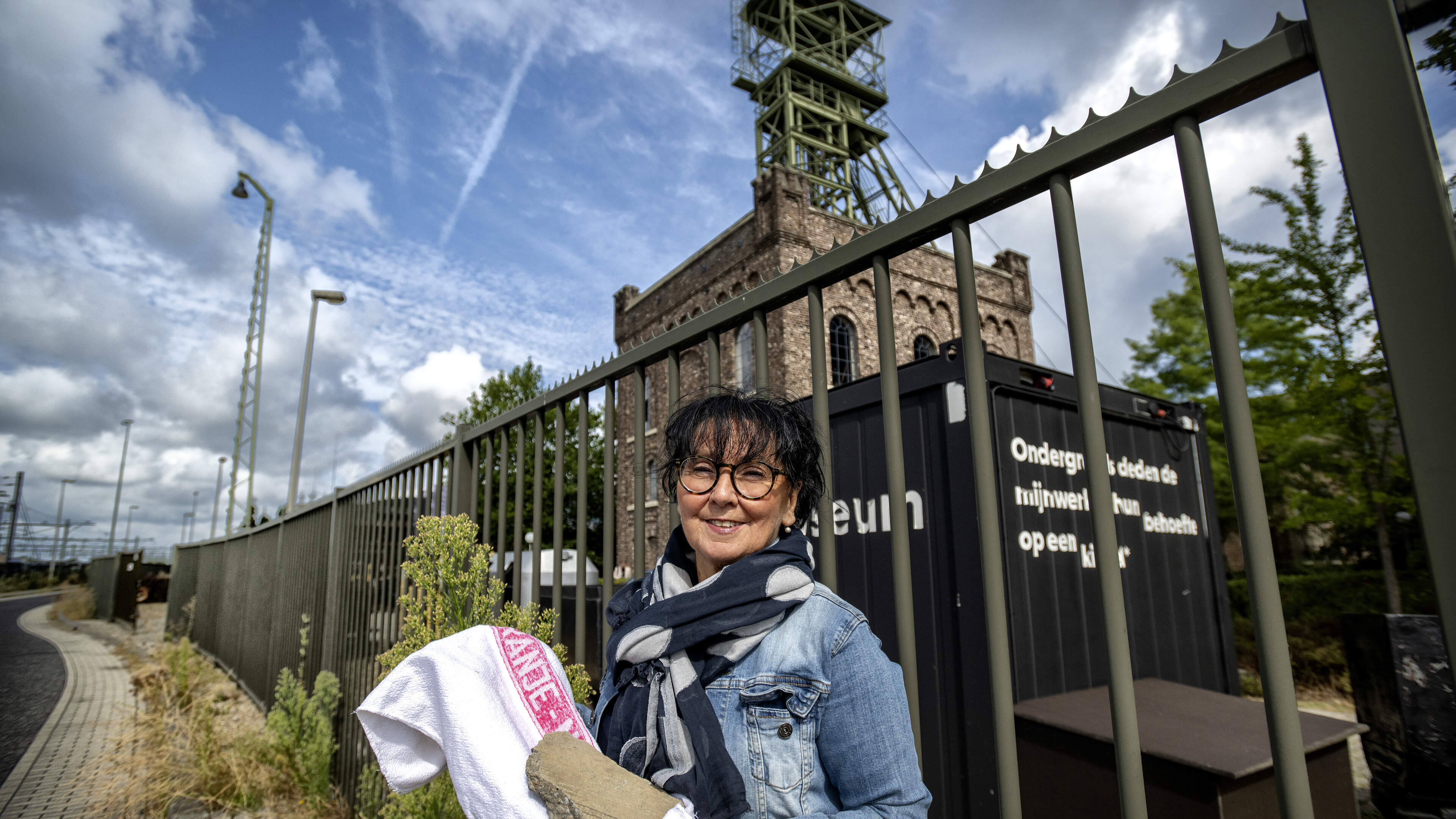 Estelle zag de Lange Jan vlak naast haar huis in Heerlen te pletter vallen: ‘Er was grote paniek, ma