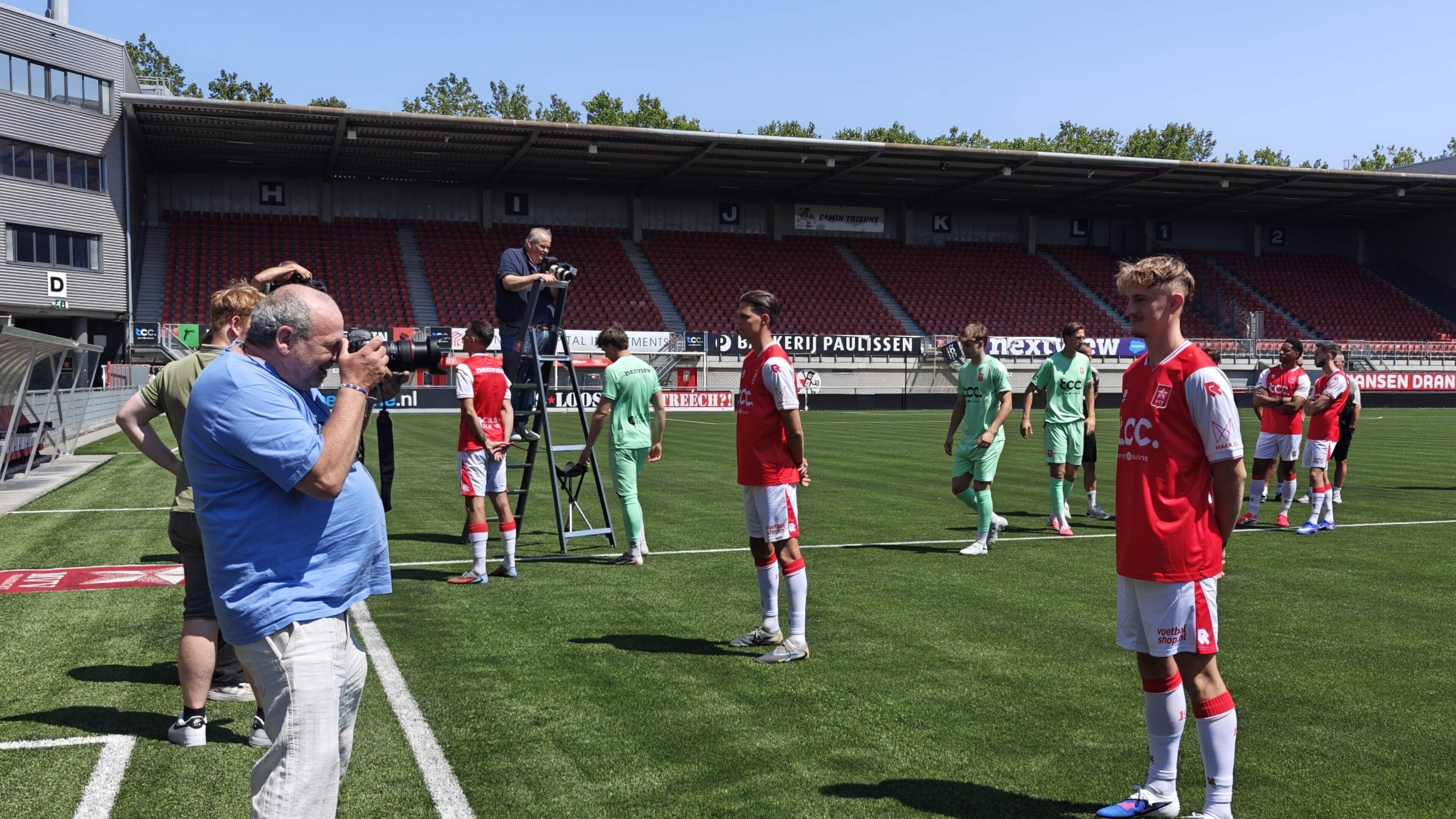 Kevin Hofland praat als assistent-trainer liever niet over zoon Milan bij MVV: ‘Vanochtend gaven we 
