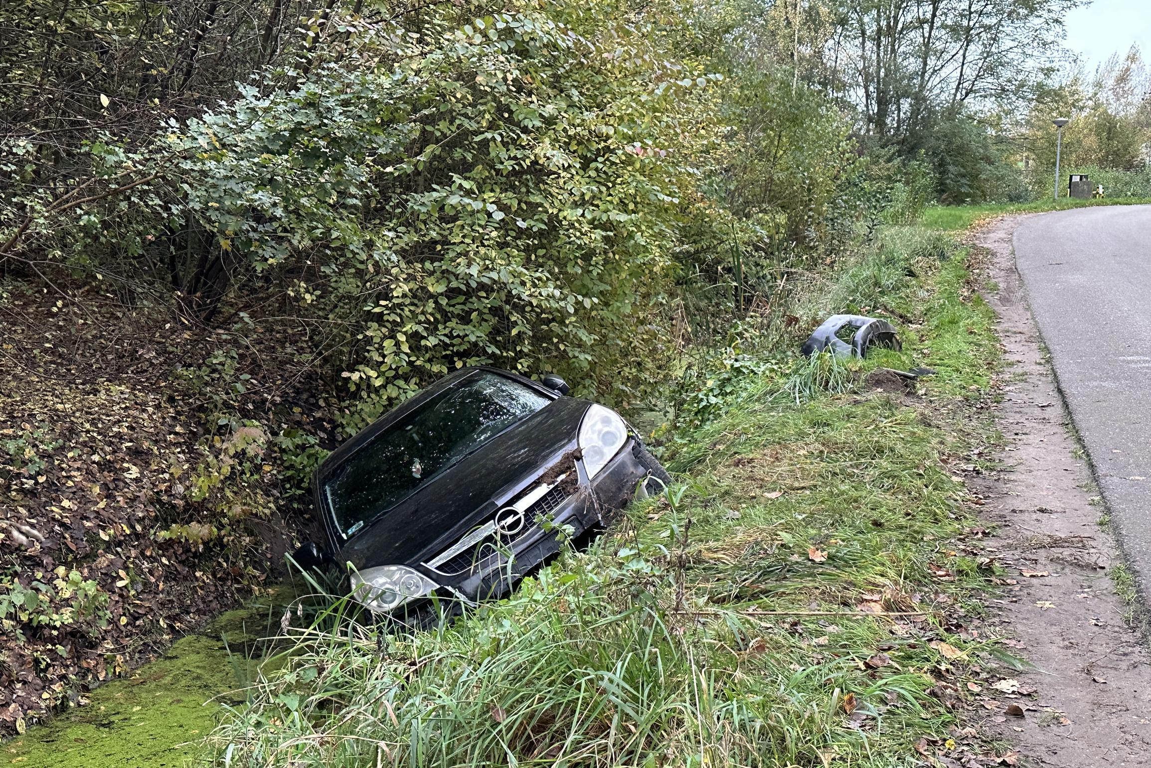 Auto zonder nummerplaten belandt in sloot in Maasbree, inzittenden slaan op de vlucht