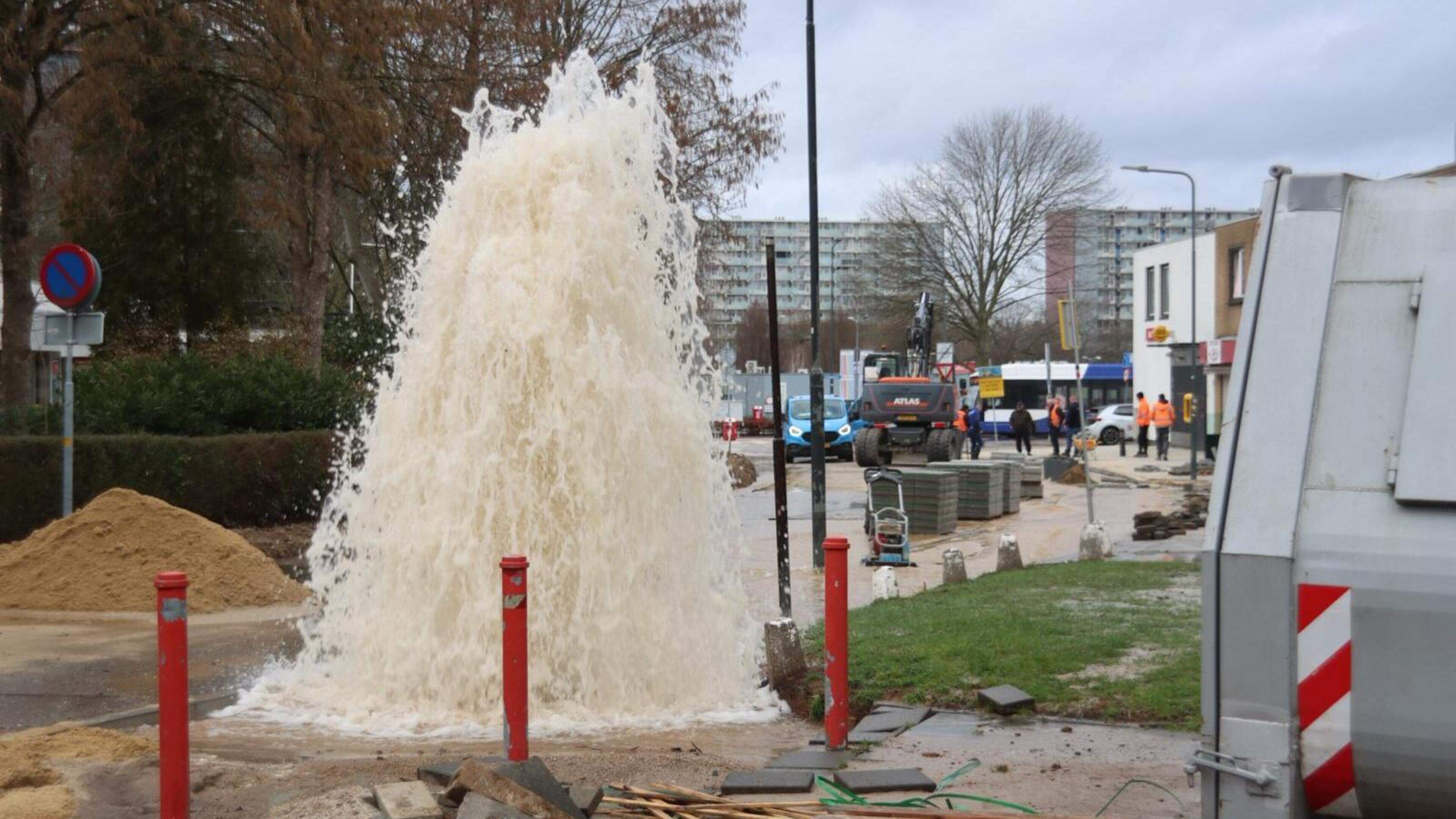 Defecte waterleiding zorgt voor wateroverlast in Sittard
