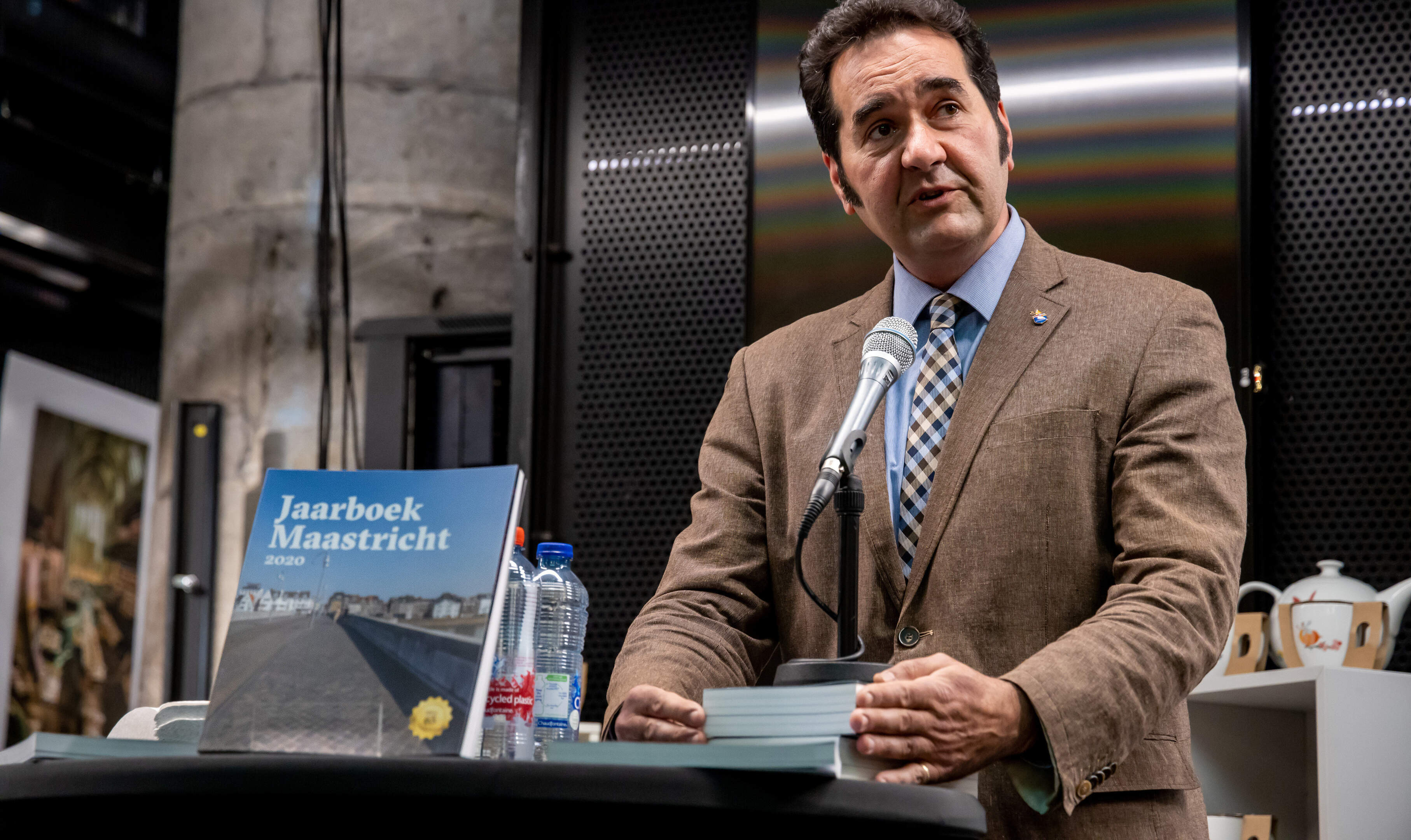 Van rokende schoorstenen tot volle terrassen: Jaarboek Maastricht legde tientallen jaren het tijdsbe
