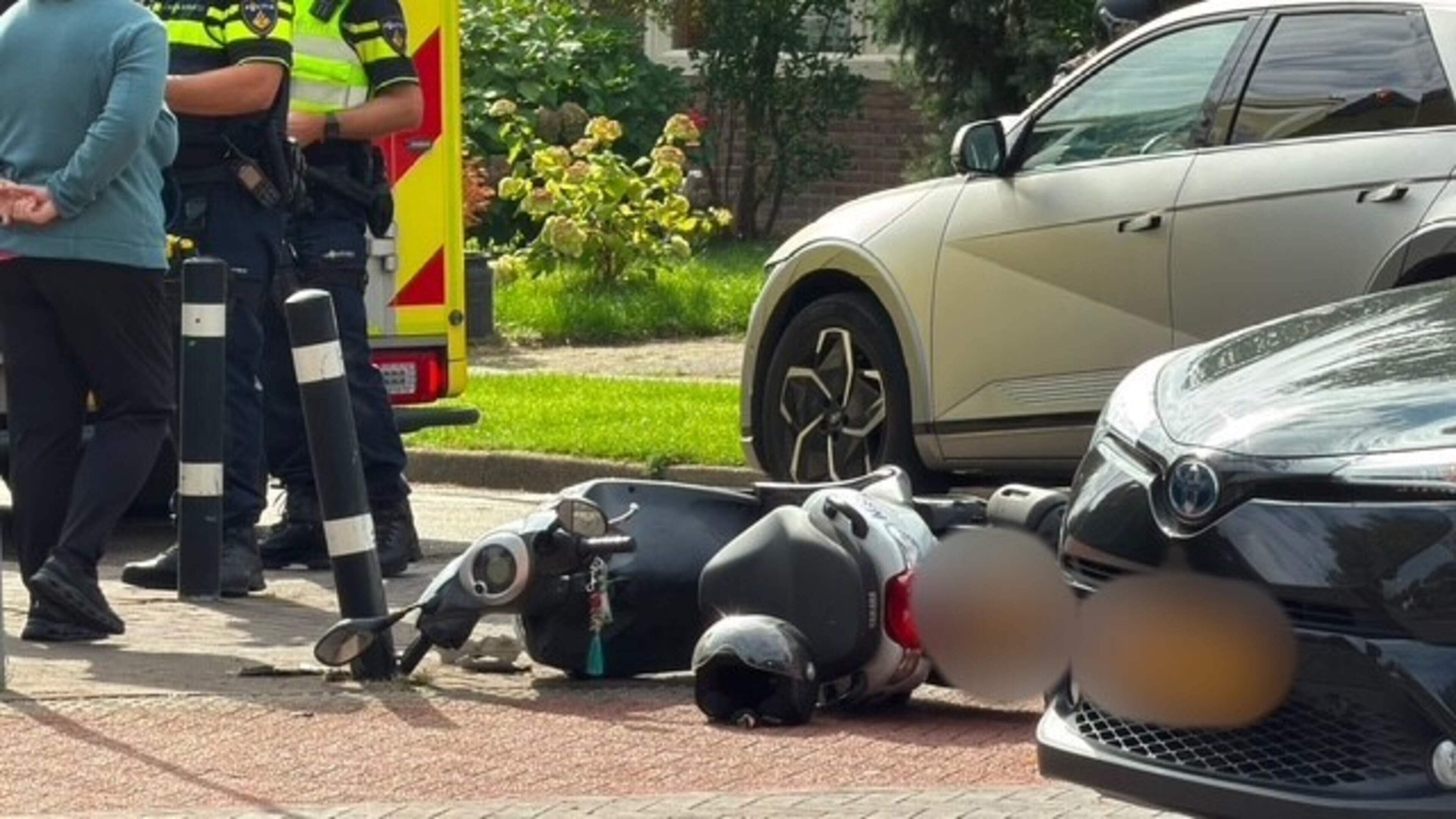 Scooterrijder gewond na aanrijding met auto in Geleen