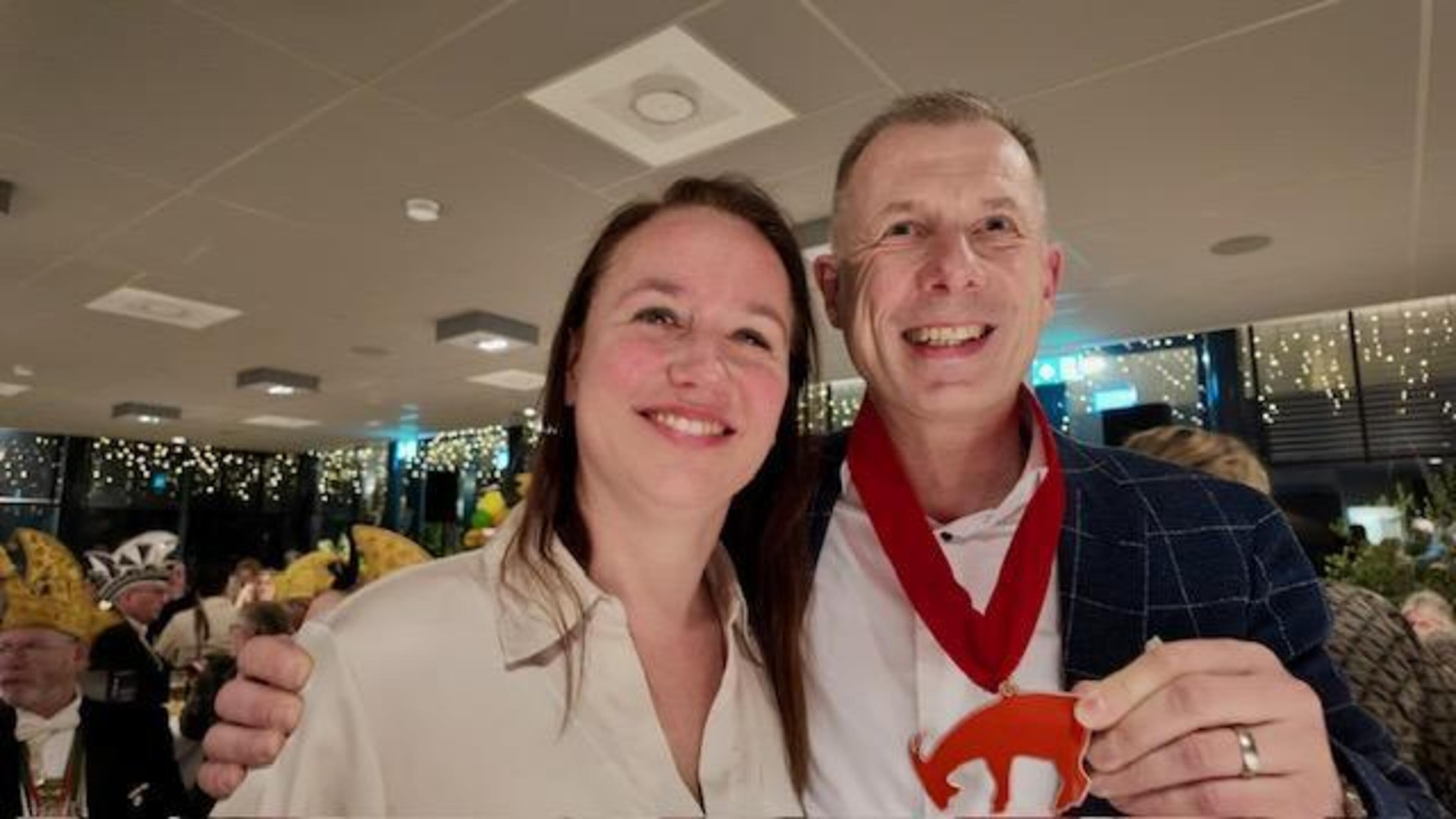 Valkenburger Antoine Aarts ontvangt ‘Rode Bok’ voor zijn portretten in prinsengalerij van Mirlitophi