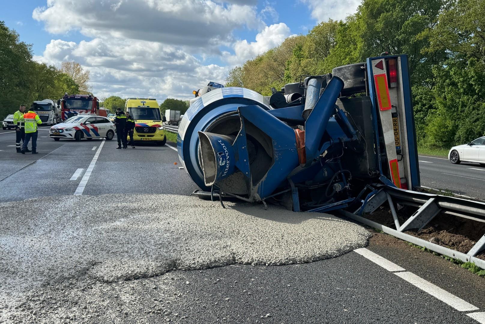Nog steeds vertraging na ongeval met betonmixer op A2: één rijstrook is weer open