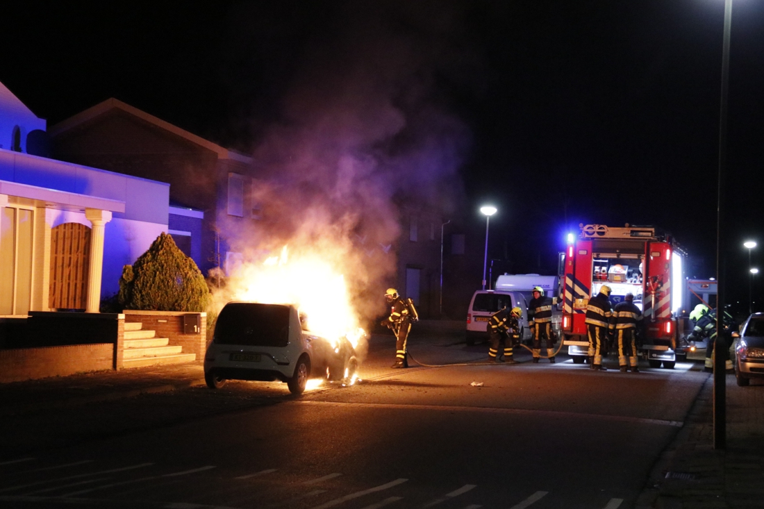 Auto gaat in vlammen op in Siebengewald