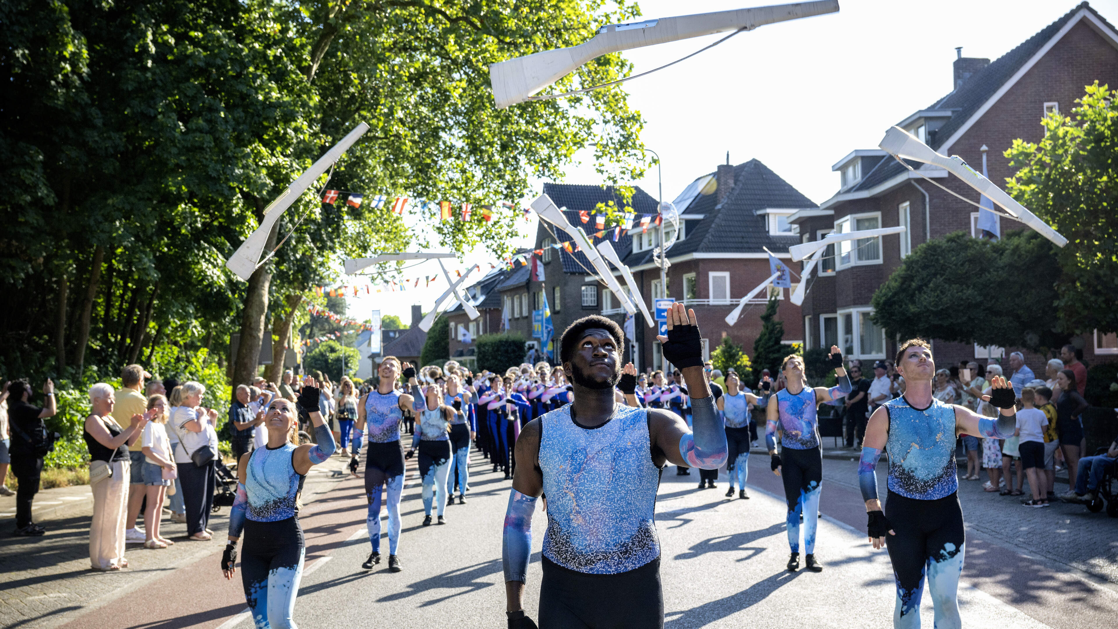 Kerkrade zingt en lacht wanneer WMC wordt afgetrapt met grote parade: ‘Het voelt als vier weken vaka