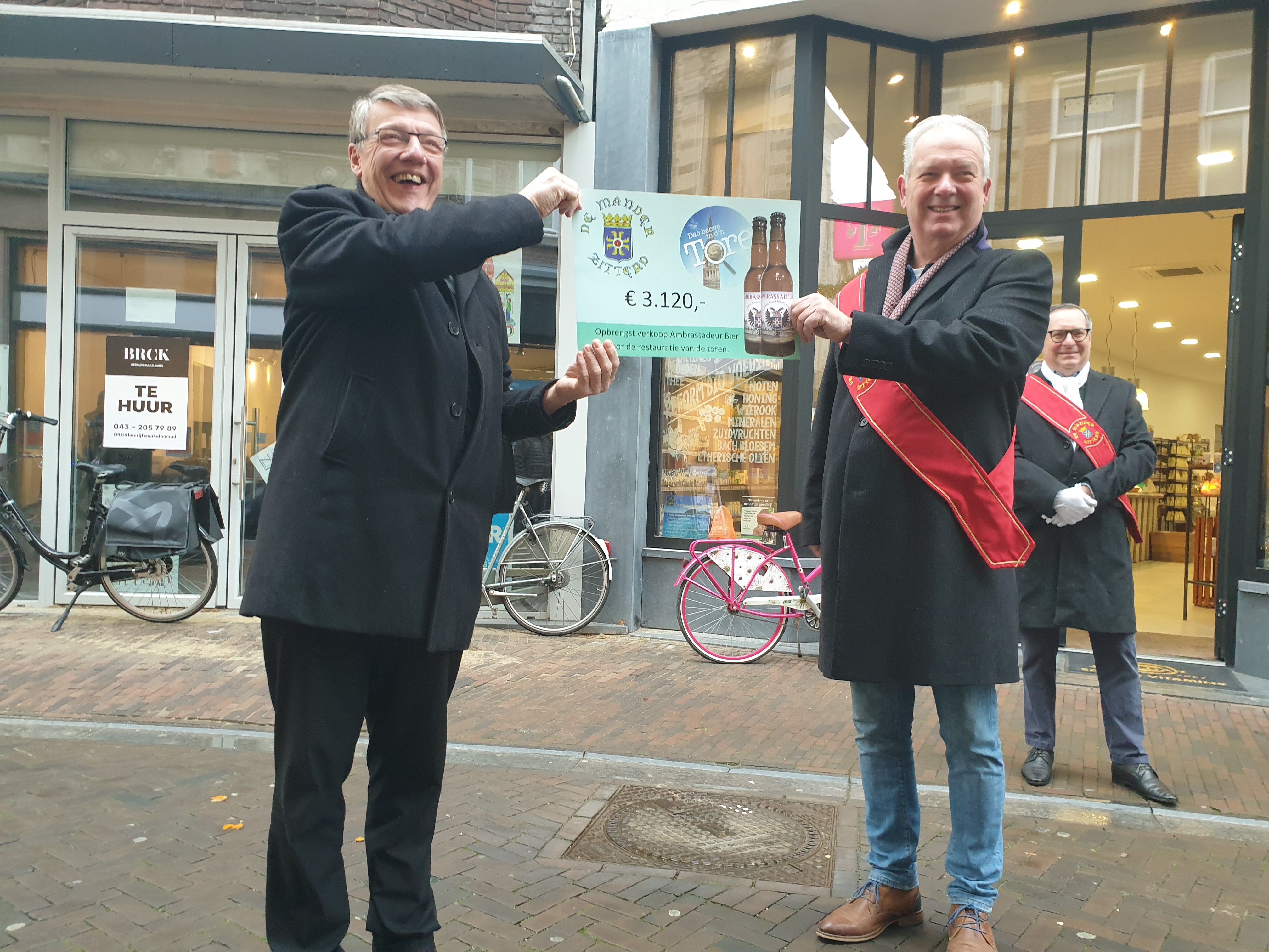Sittards bier Ambrassadeur van De Mander levert dikke cheque op voor restauratie Grote Kerk