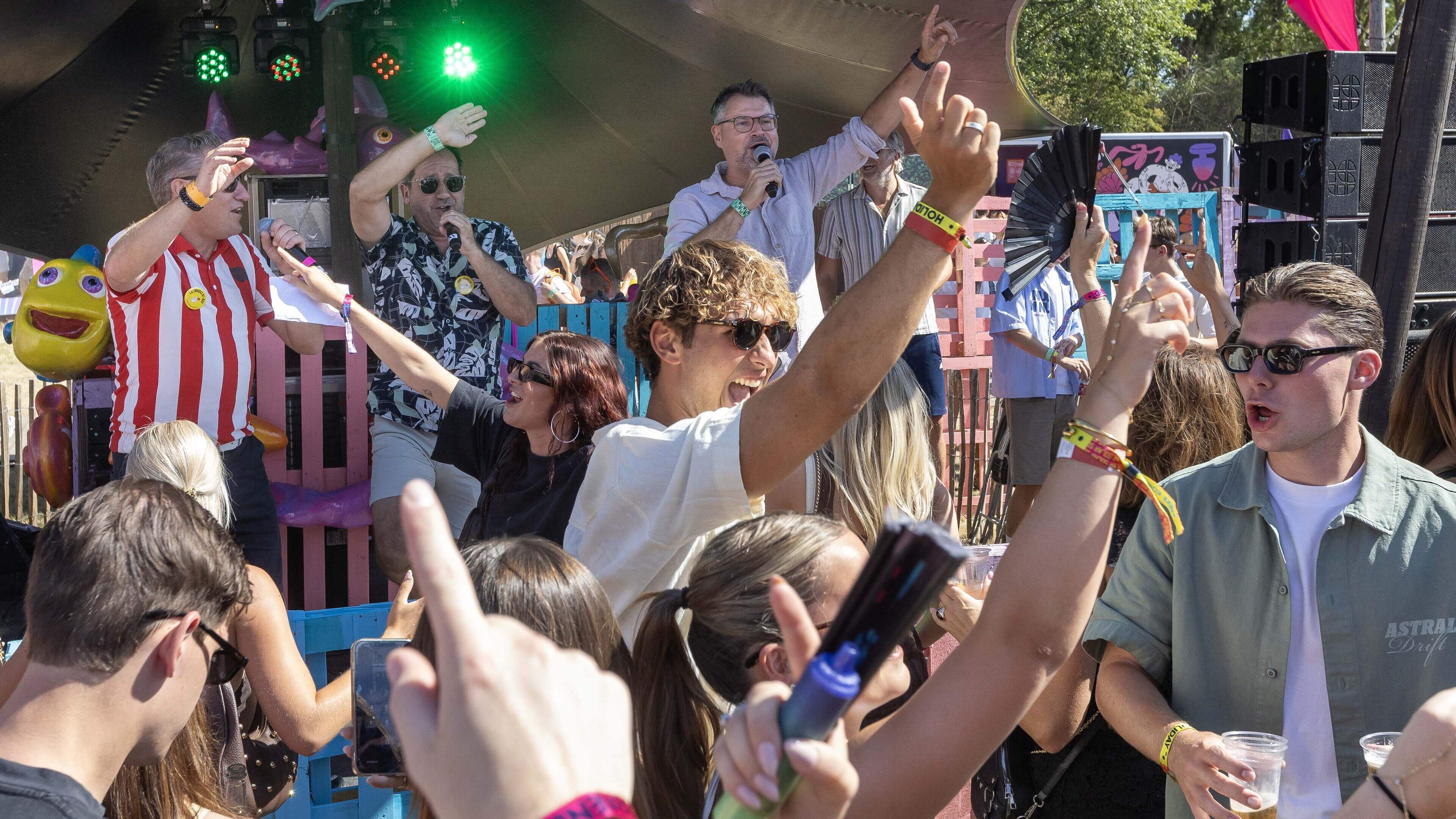 Podium met Limburgse carnavalshits slaat aan op festival Solar: ‘Even wat andere muziek tussendoor’