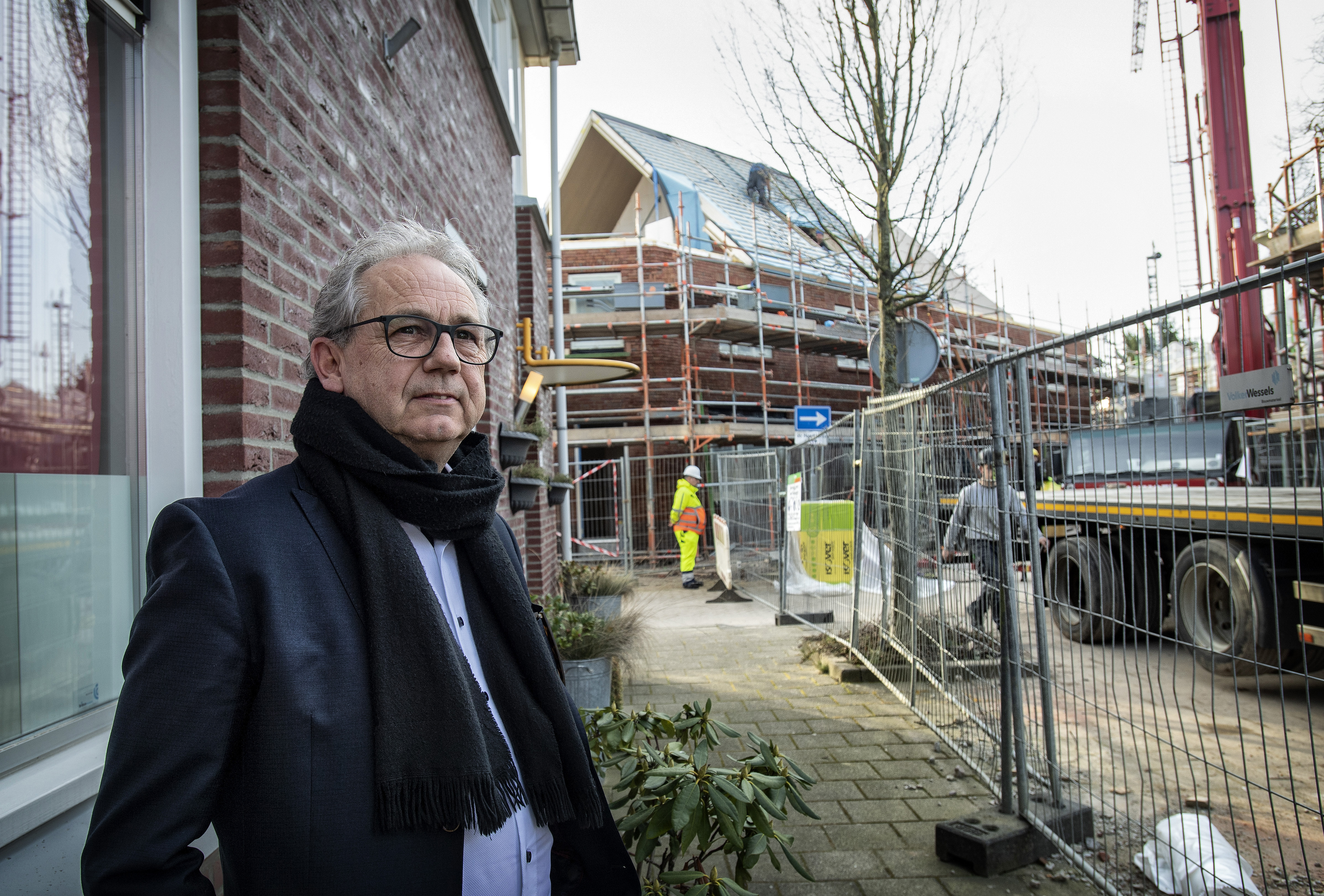 Oud-voorzitter woningcorporatie Weller geridderd