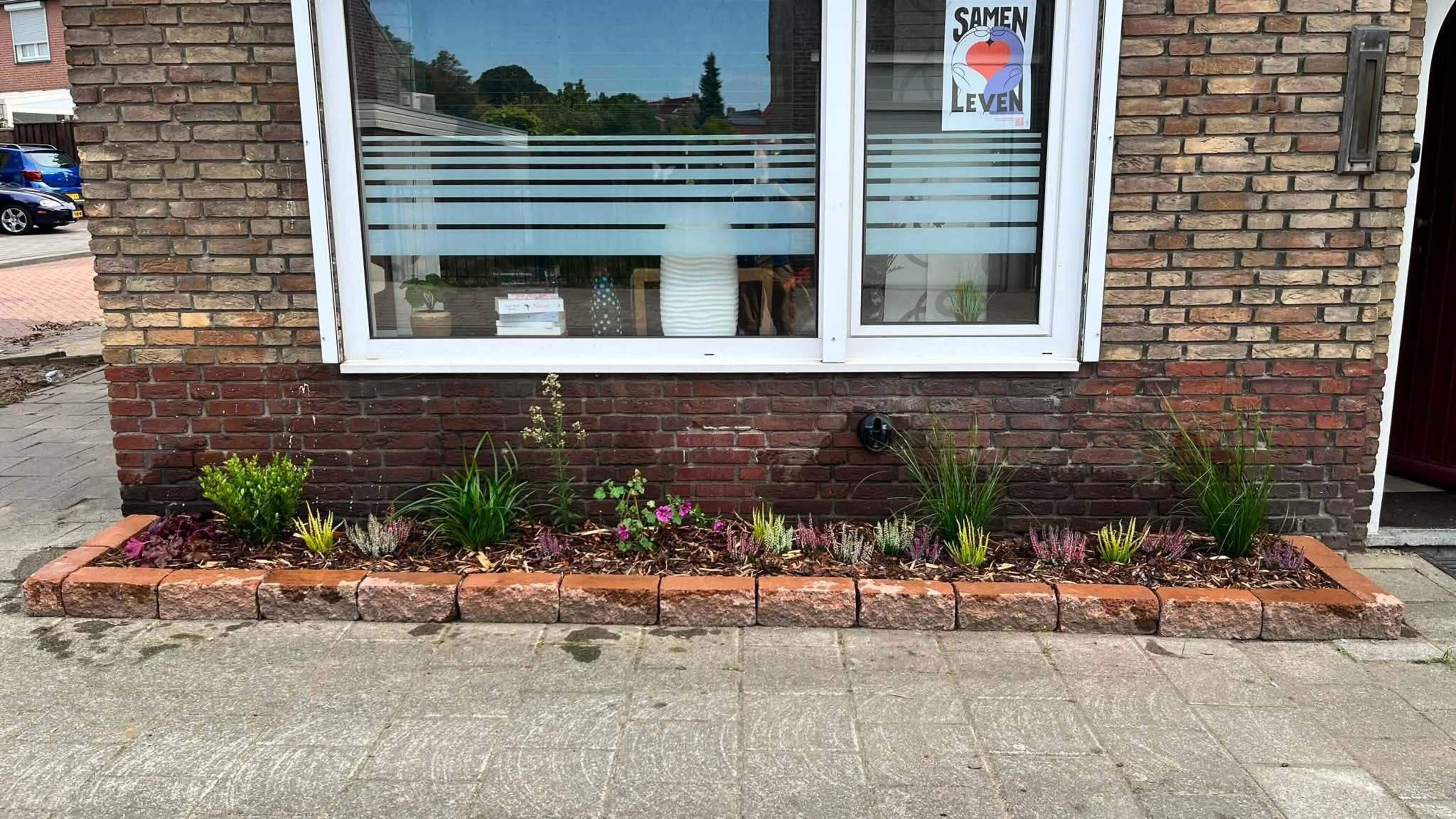 Léon uit Roermond mocht zijn geveltuintje niet verfraaien met rode steen, dus is het nu weg: ‘Het is geneuzel om centimeters’