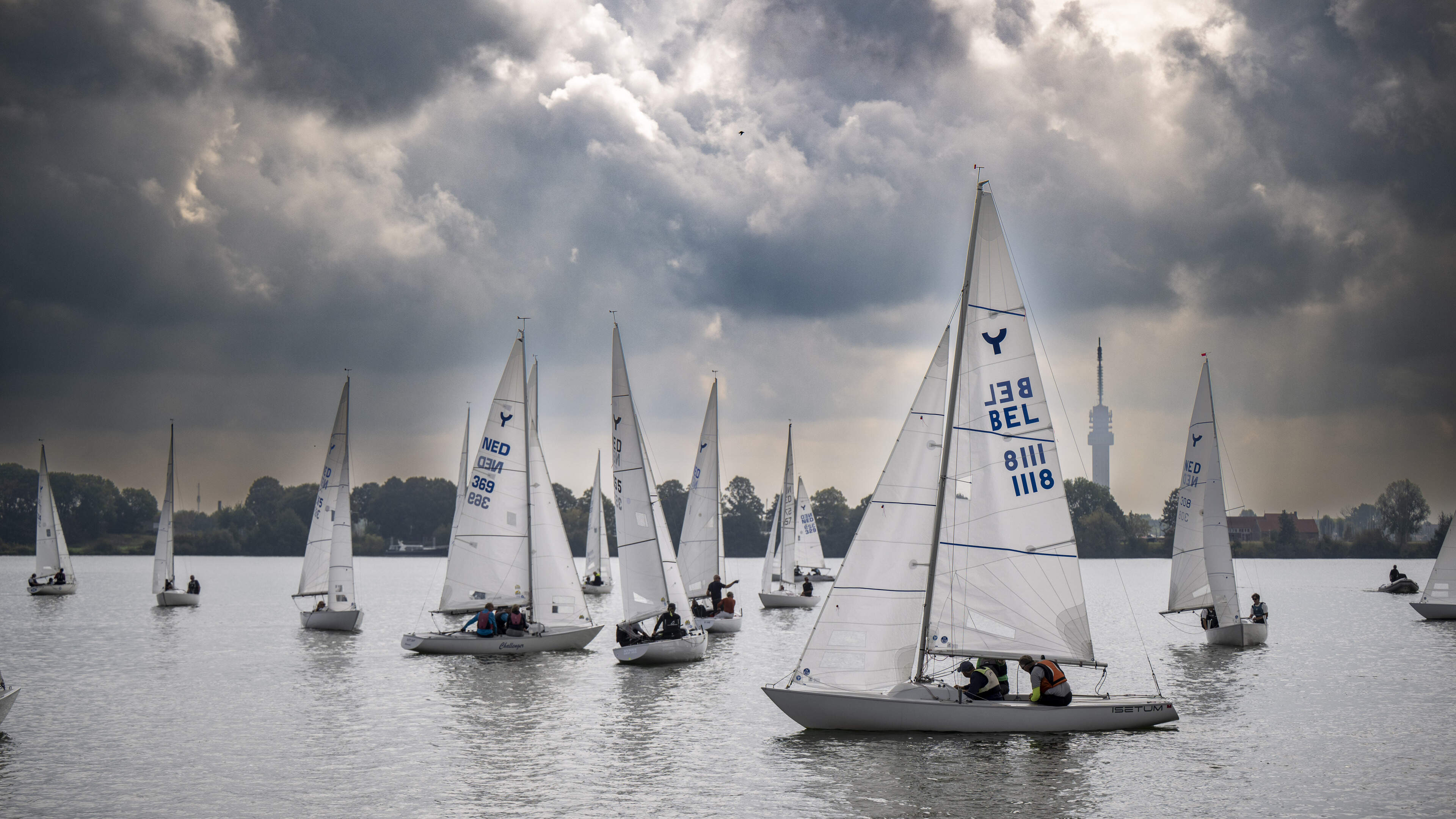 Zon, wind, stortbuien en mist, het ONK Yngling had het allemaal: ‘Of het water nu van boven of van b