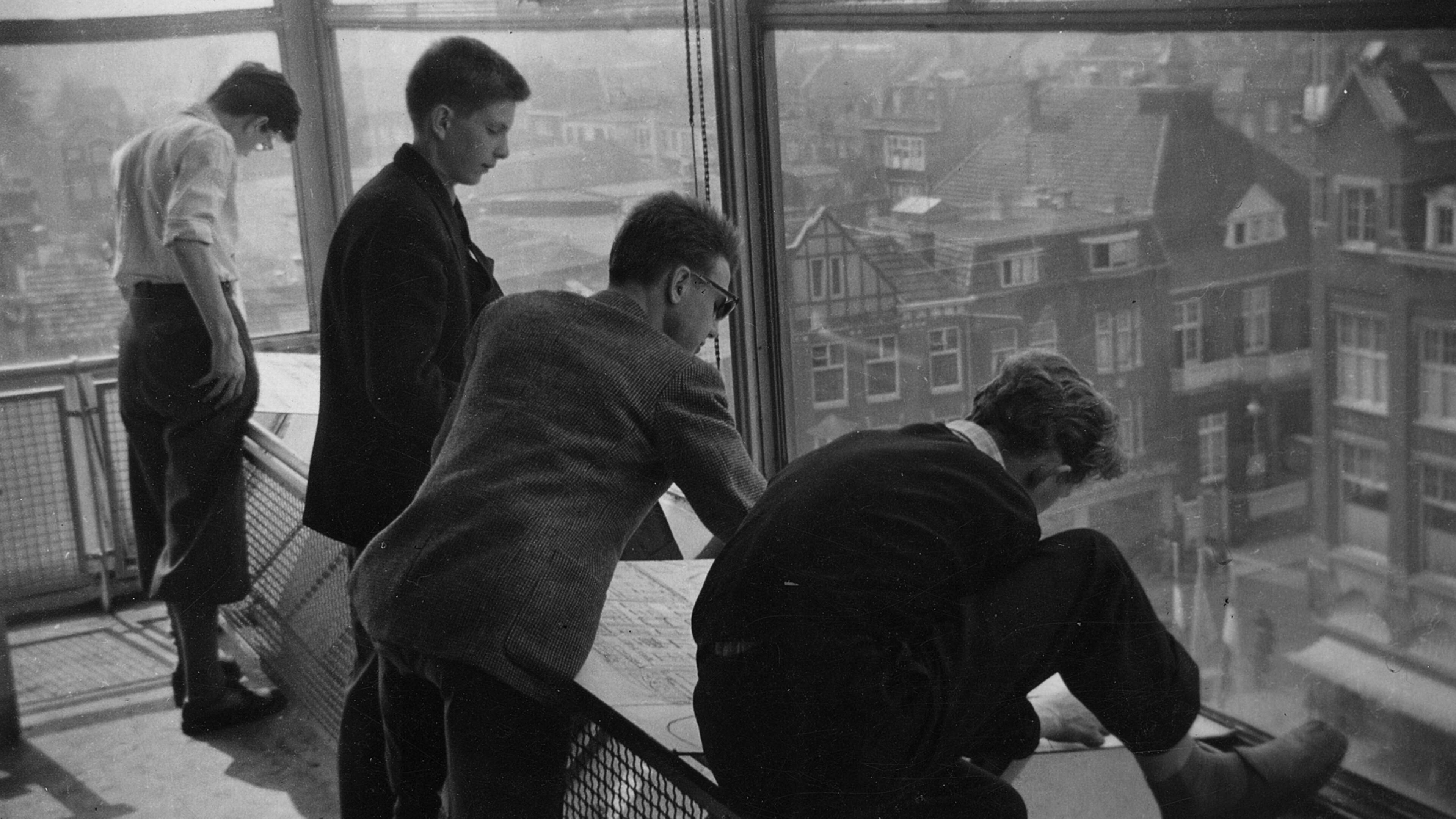 Henk Fonville inspireerde zijn leerlingen om een panorama van Heerlen te maken, maar dat is nu spoor