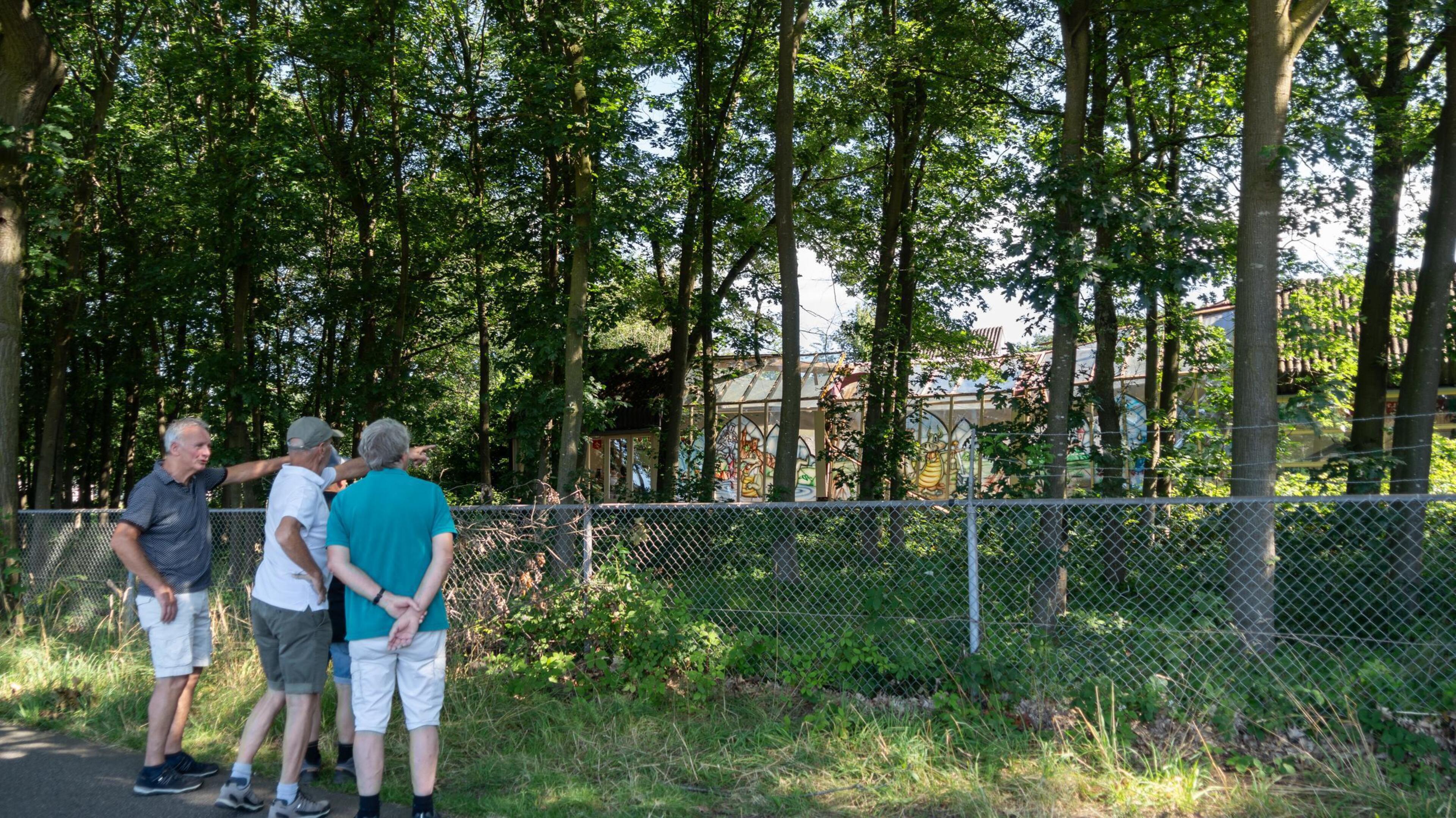 Peter Gillis gaat rommel ingestort zwembad op De Berckt in Baarlo opruimen