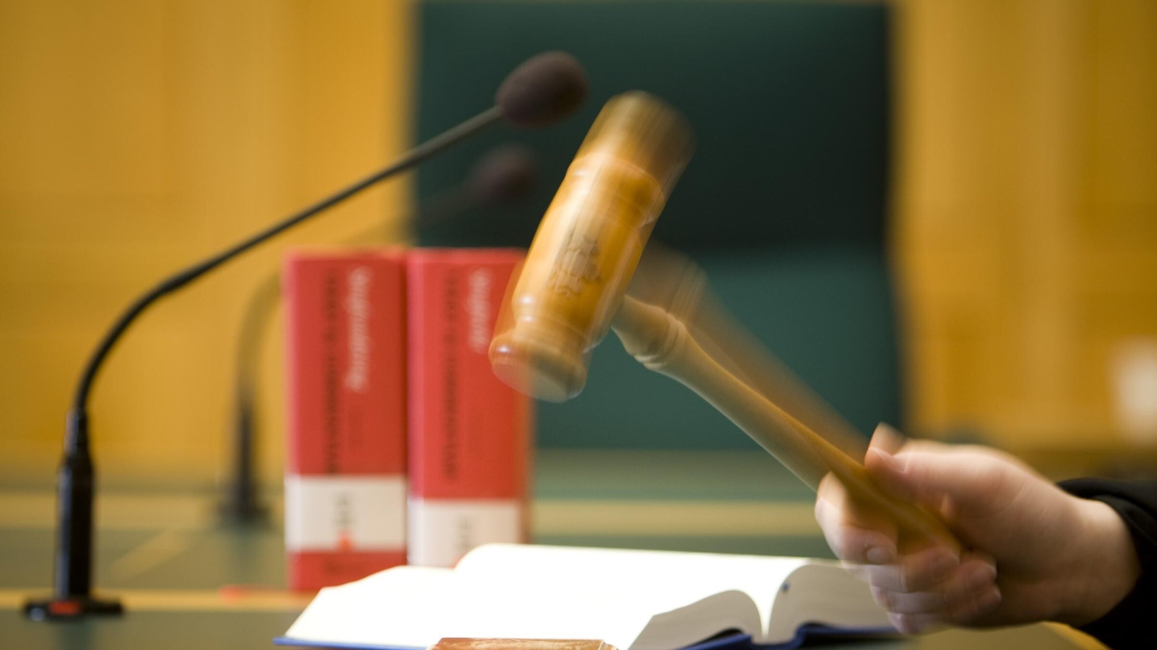 Liefde, geld en bedrog in de flamboyante kantoorcultuur van een makelaar in verzekeringen en hypothe