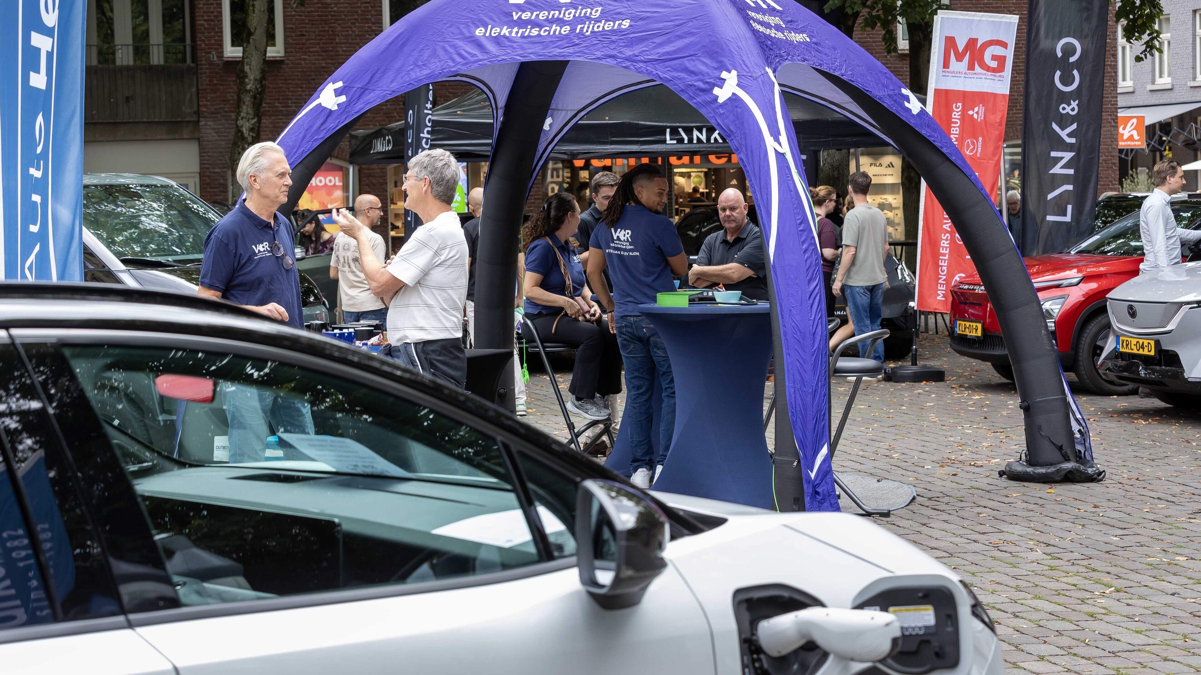 Sef en Bert (beide 73) zijn ondanks wispelturige overheid overtuigd van elektrisch rijden: ‘Ik heb m