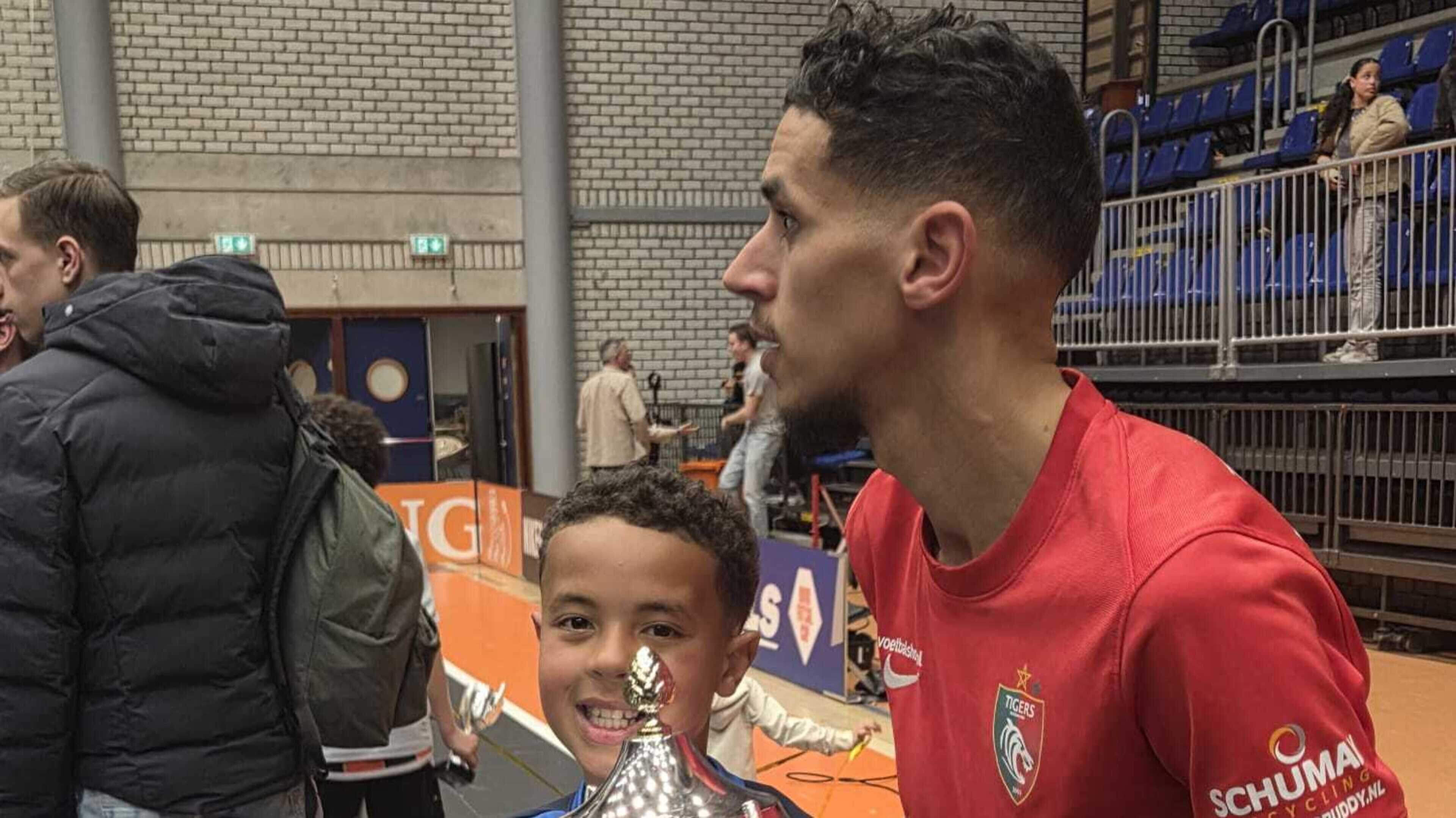 Tigers Roermond wint weer futsalbeker, dankzij superfitte routinier Karim Mossaoui: ‘Een thuiswedstr