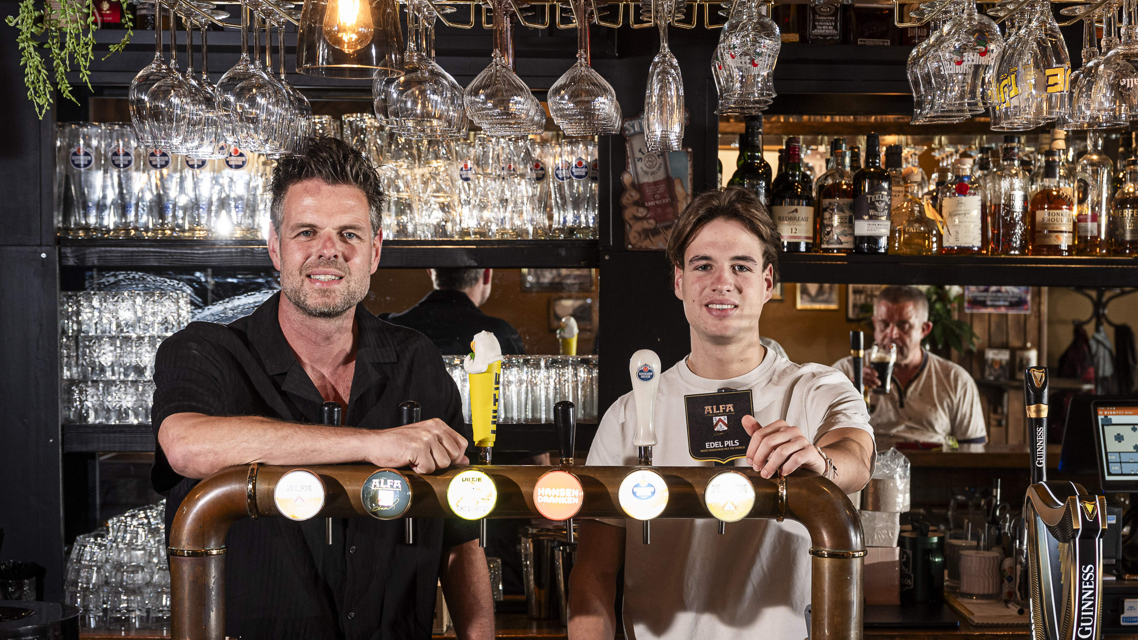 Vader en zoon Roeleveld blazen café in hun Roermonds stadspand nieuw leven in: ‘Onger ós is een dorp