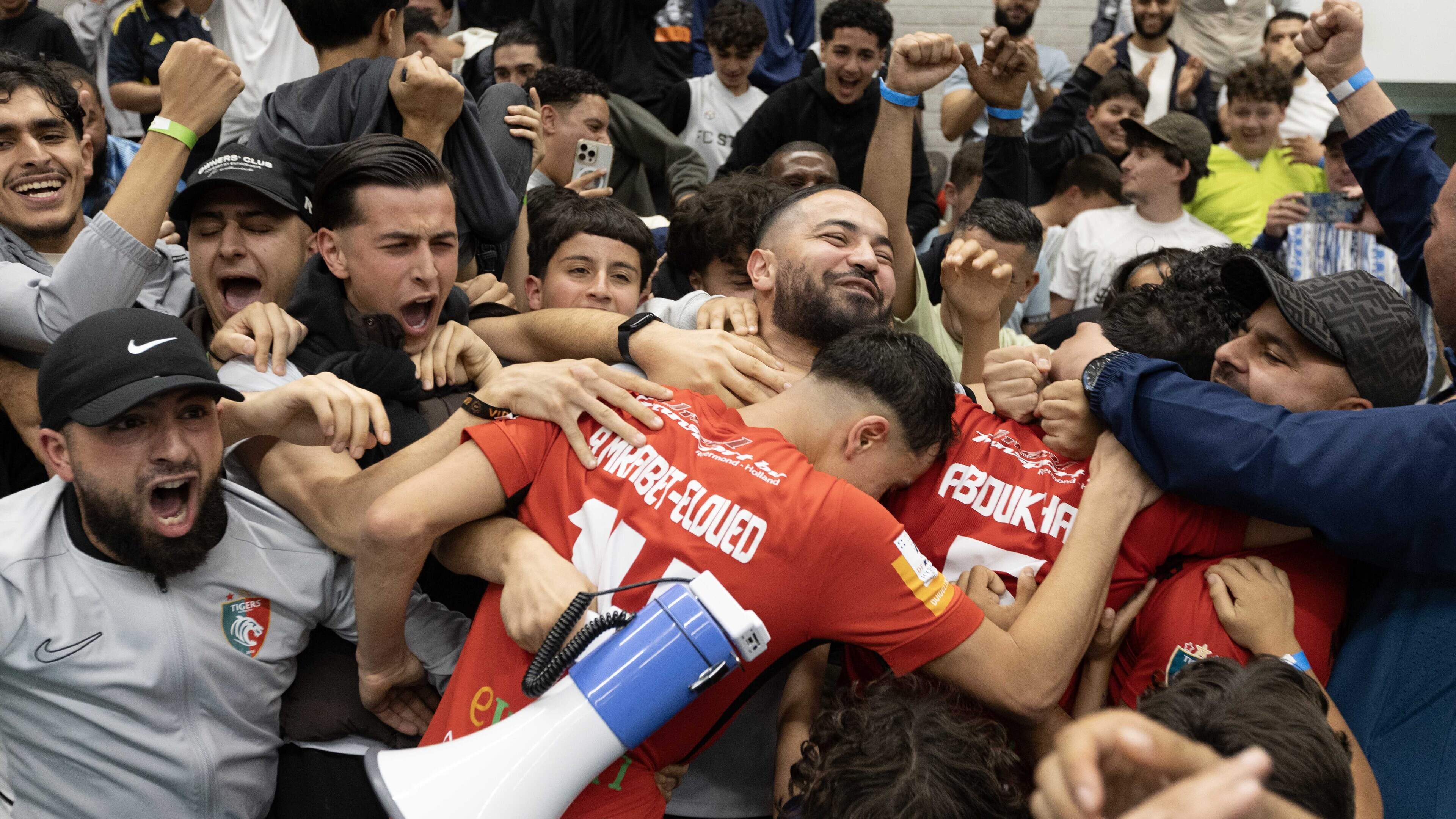 Tigers Roermond verovert derde Nederlandse titel op rij, fanatieke supporters gaan uit hun dak