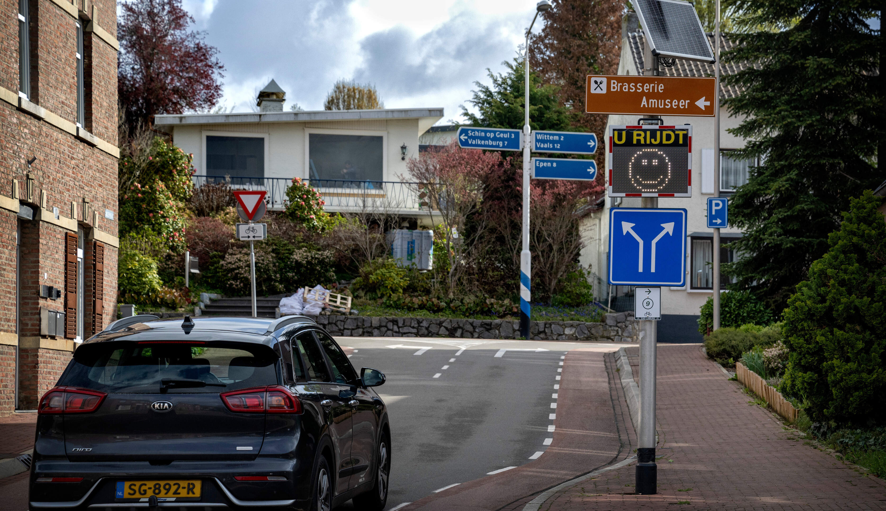 Wegpiraten met smiley, brandweer naar Brand en wurmt Kitty zich ertussen?