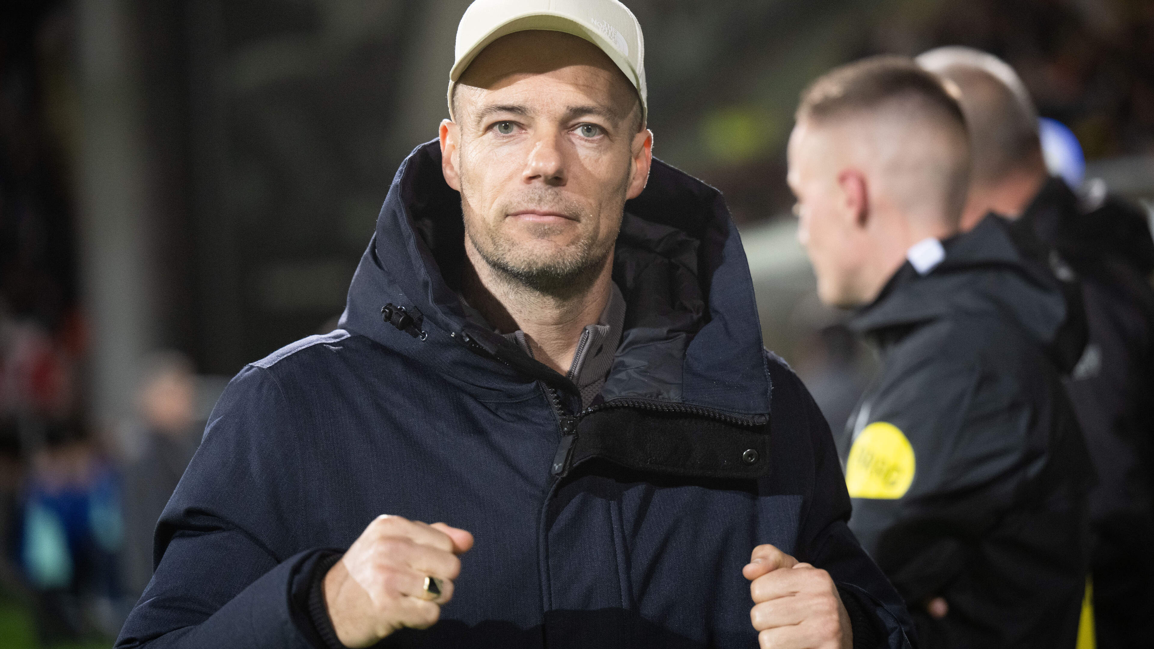 Fortuna-trainer Danny Buijs geniet van de eenheid in zijn ploeg, maar eist meer: ‘Nu komt het moeili