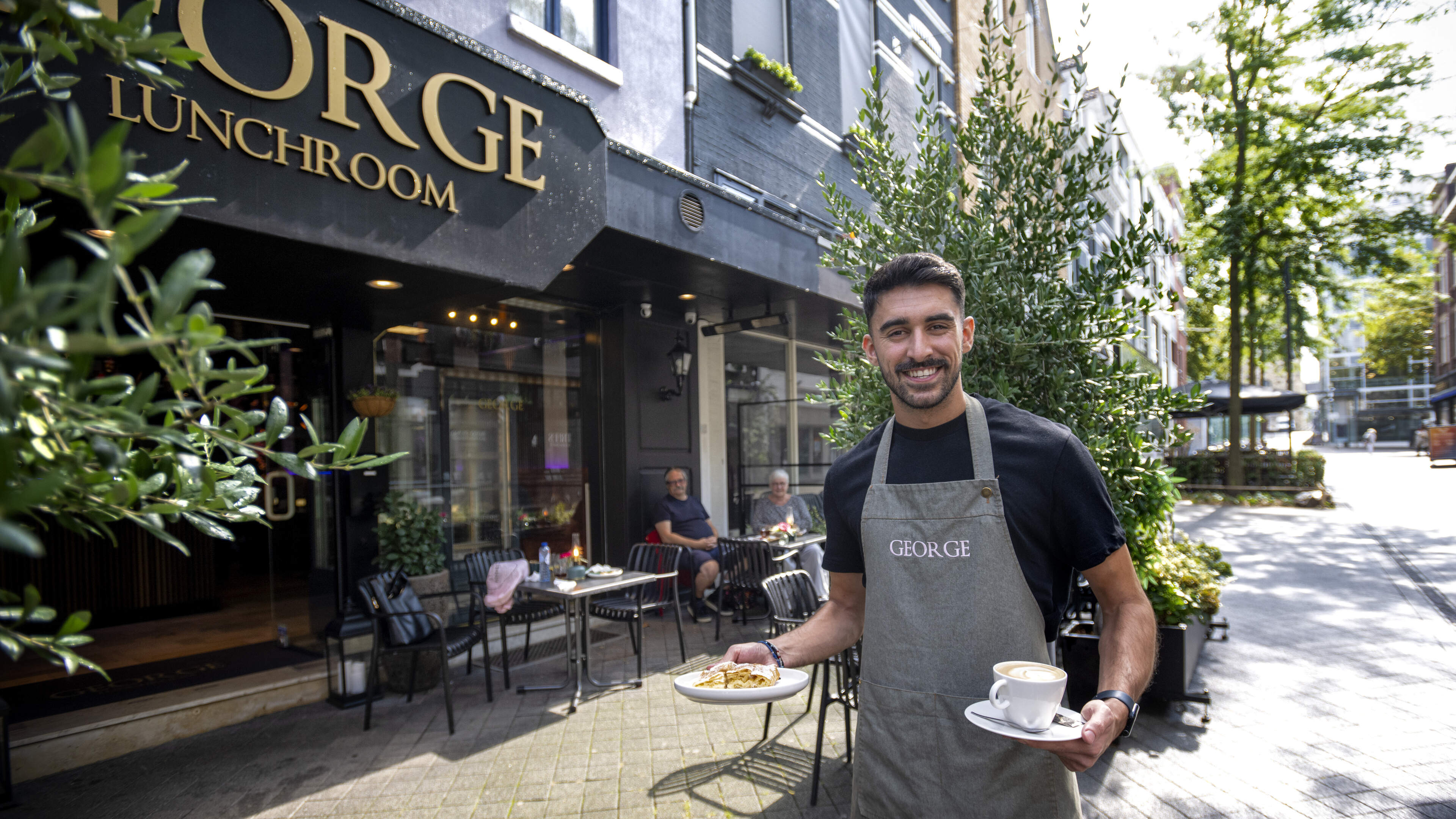 George uit Heerlen groeide op in Grieks restaurant, koos ander concept, ‘maar Greek food is ook hier