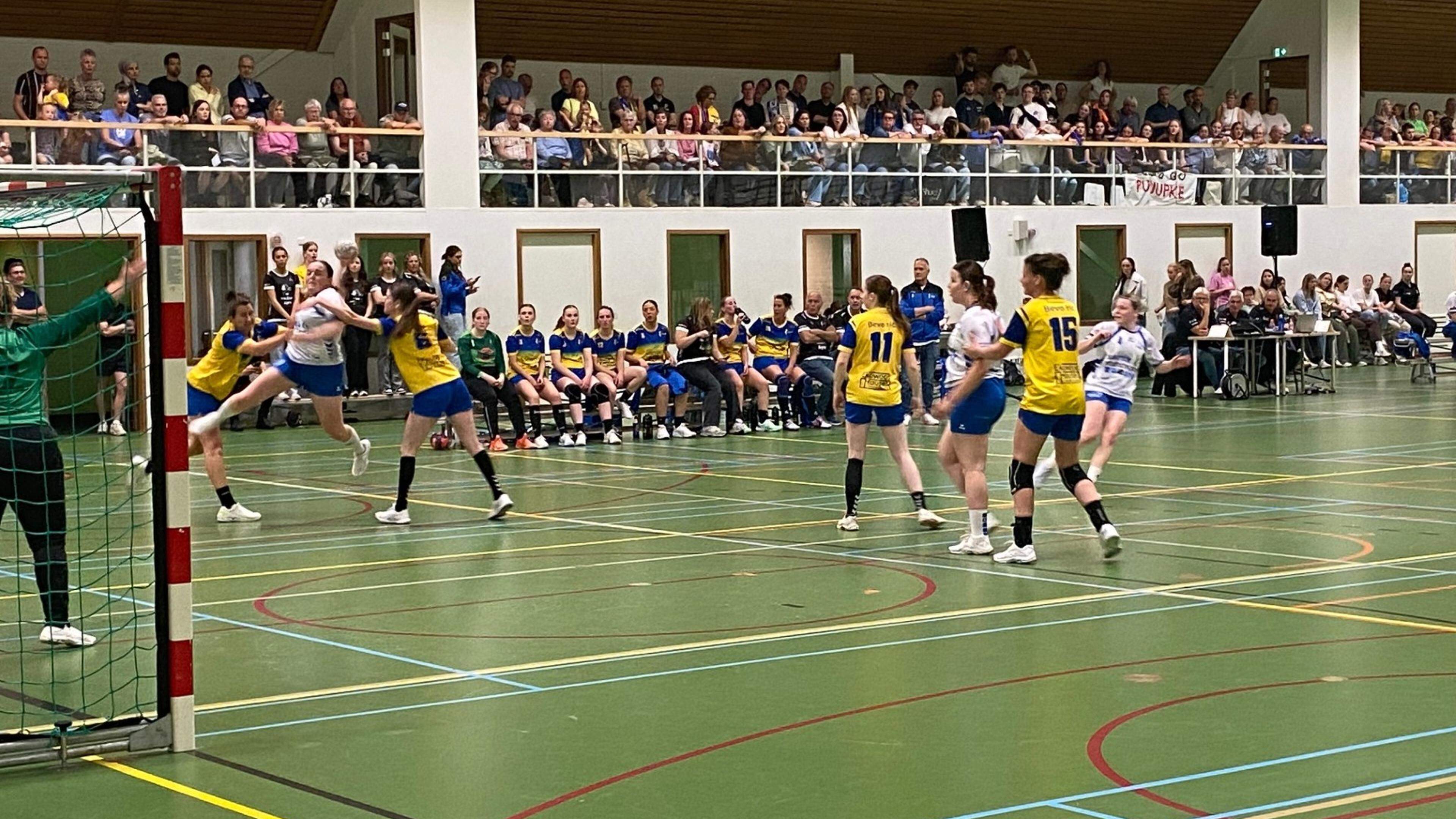 Veel publiek, sfeer én finalekoorts bij strijd om de Limburgse handbalbeker; Bevo2, Hercules/LimMid