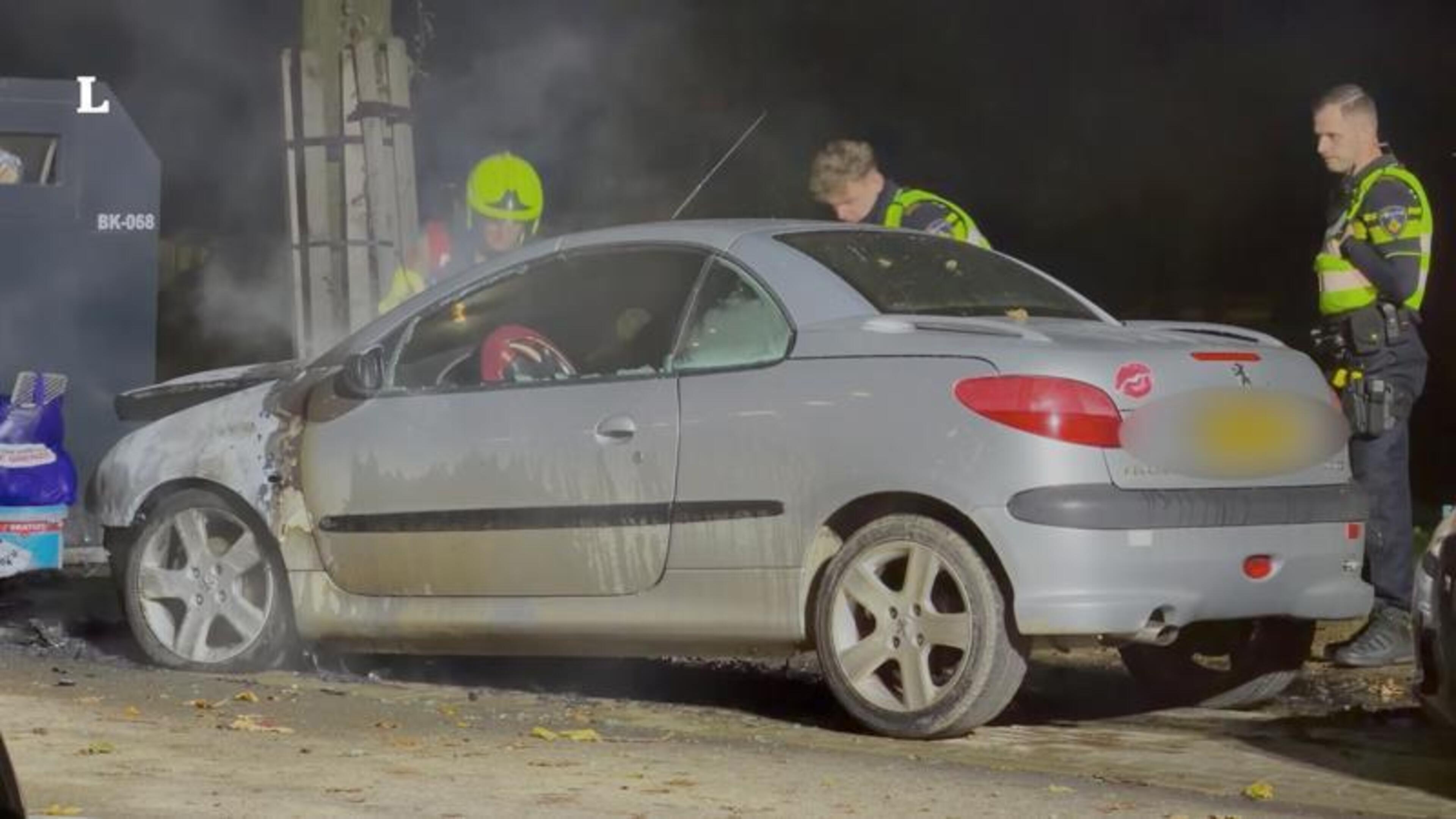 Geparkeerde auto brandt uit in Beek
