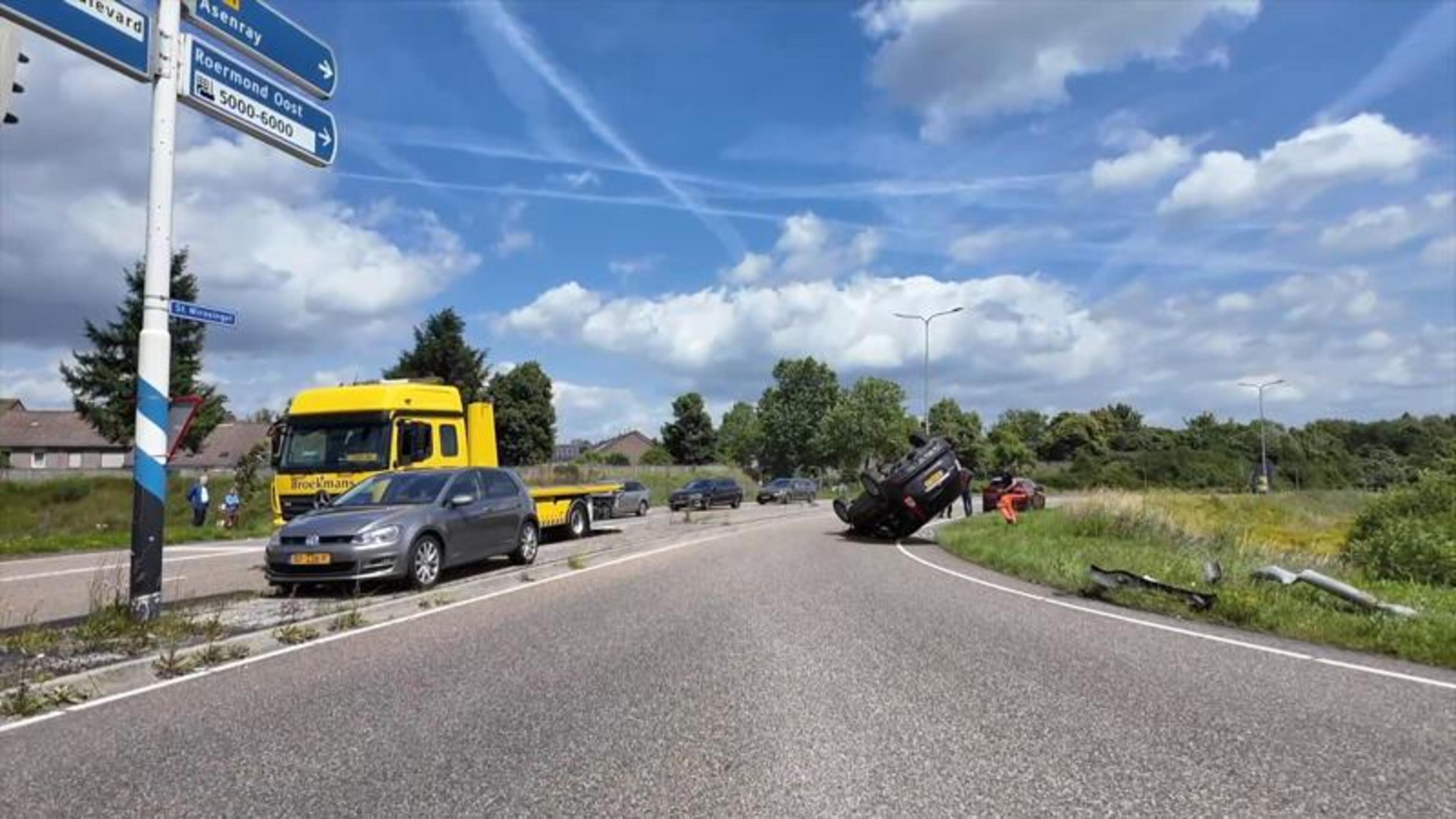 Auto belandt op dak na botsing op kruispunt in Roermond