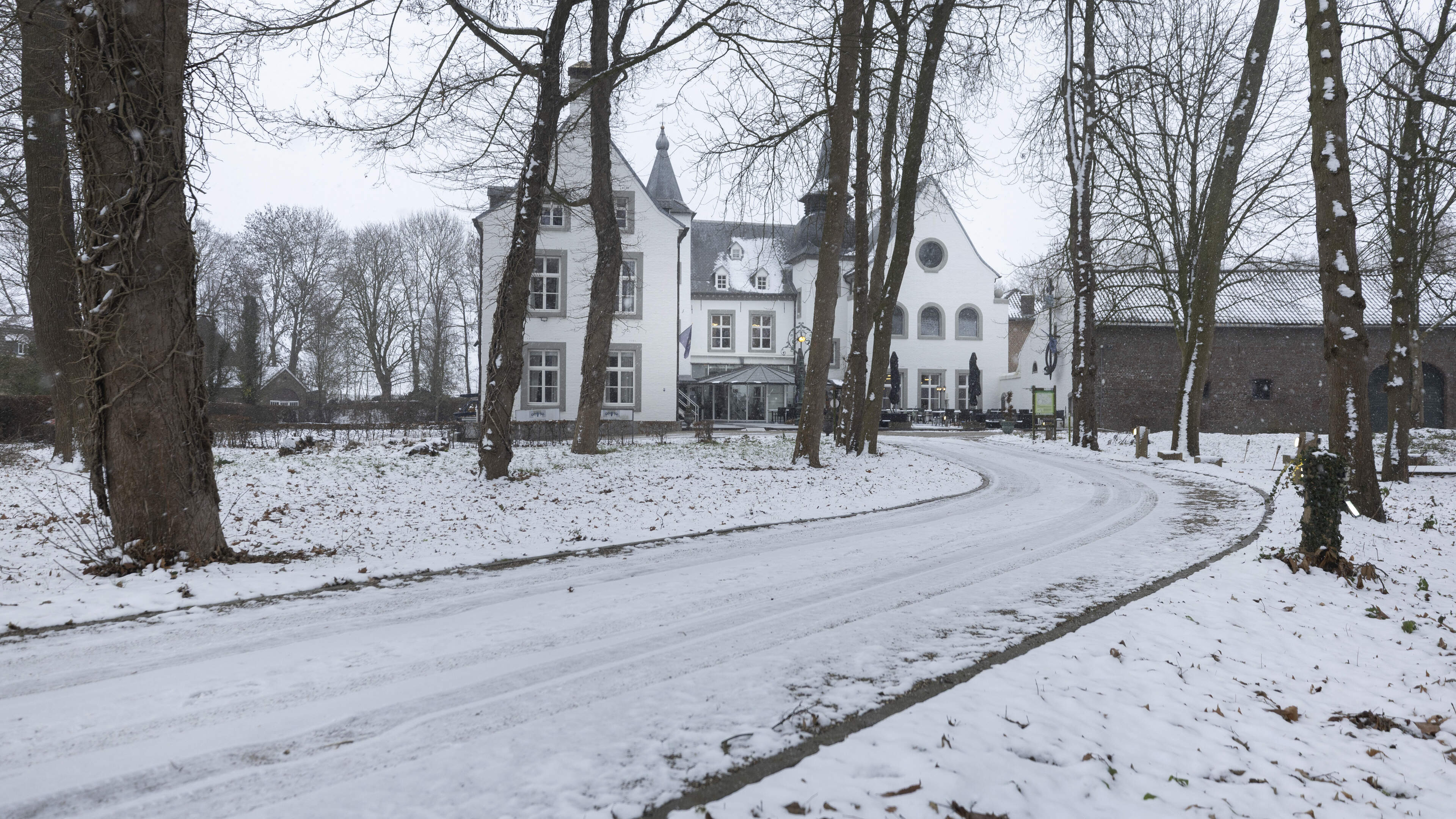 Agenten in opleiding vatten er stropers in de kraag en oud-profrenner Louis Motké verkocht er meubel