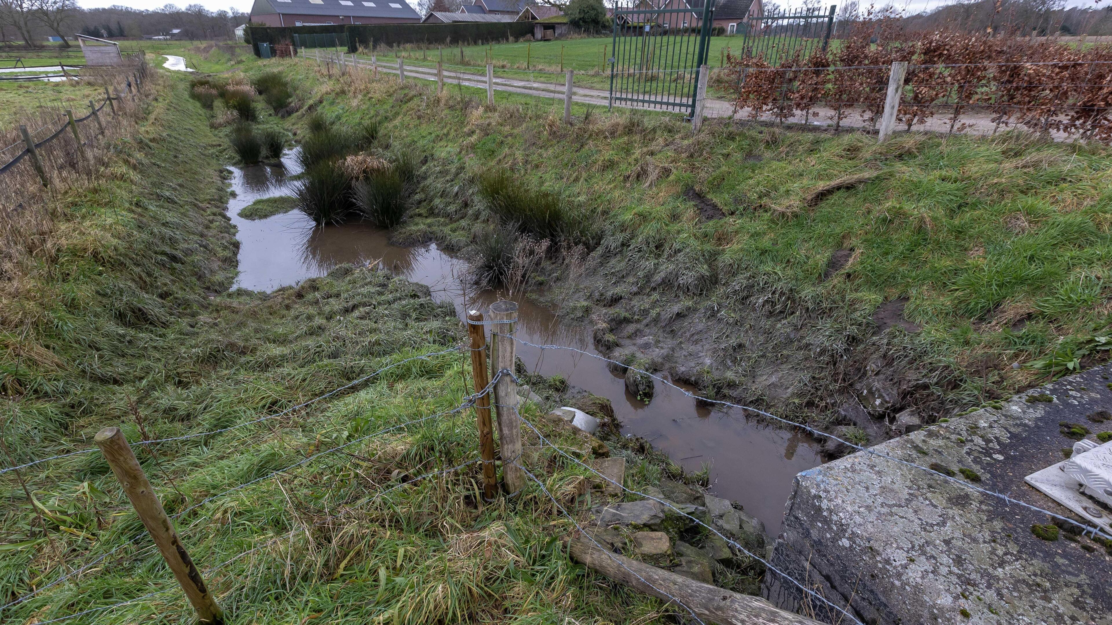 Vrijwilligers gaan waterkwaliteit bij Limburgse riooloverstorten meten