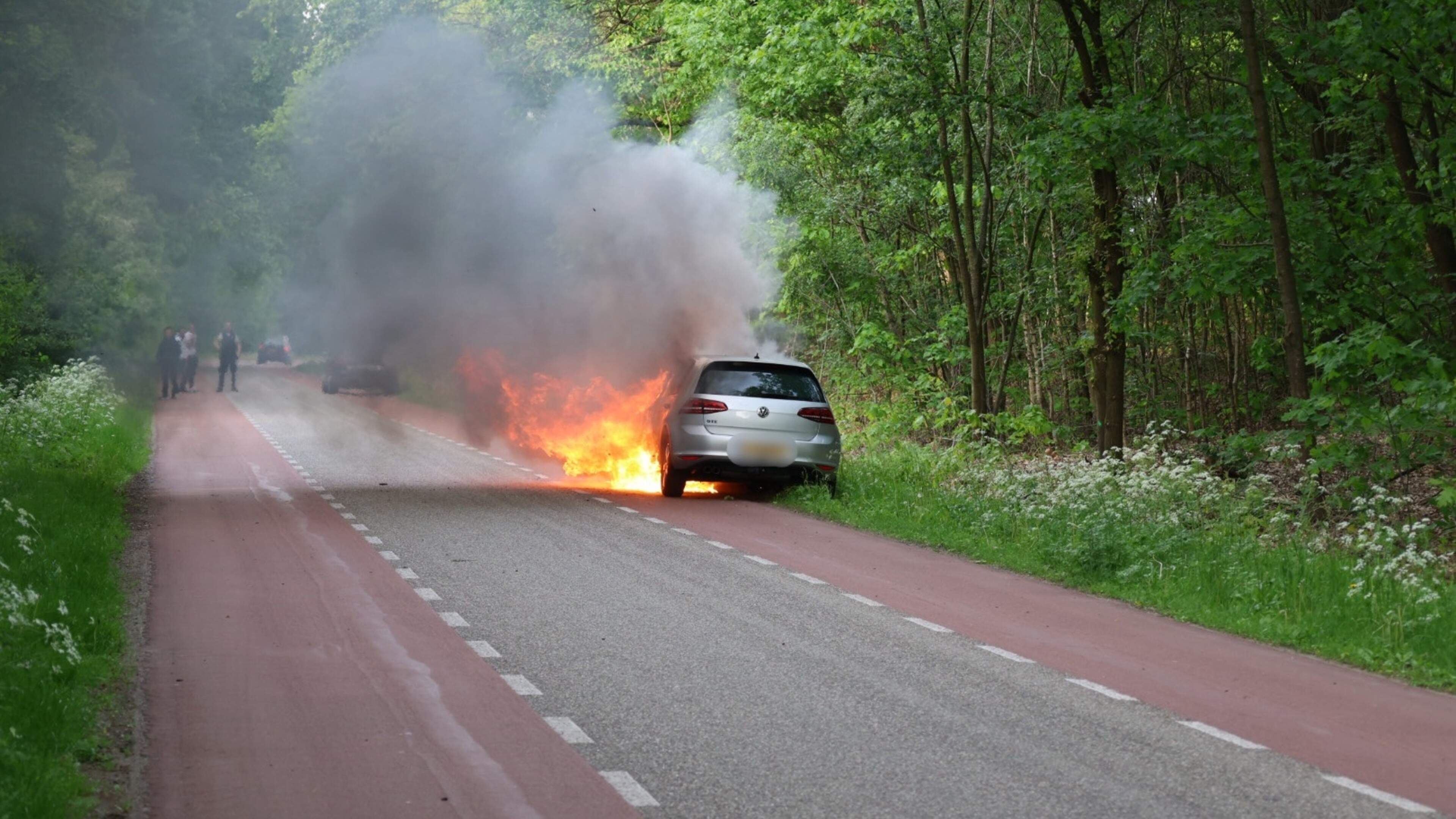 Auto vat al rijdend vlam in Oirlo